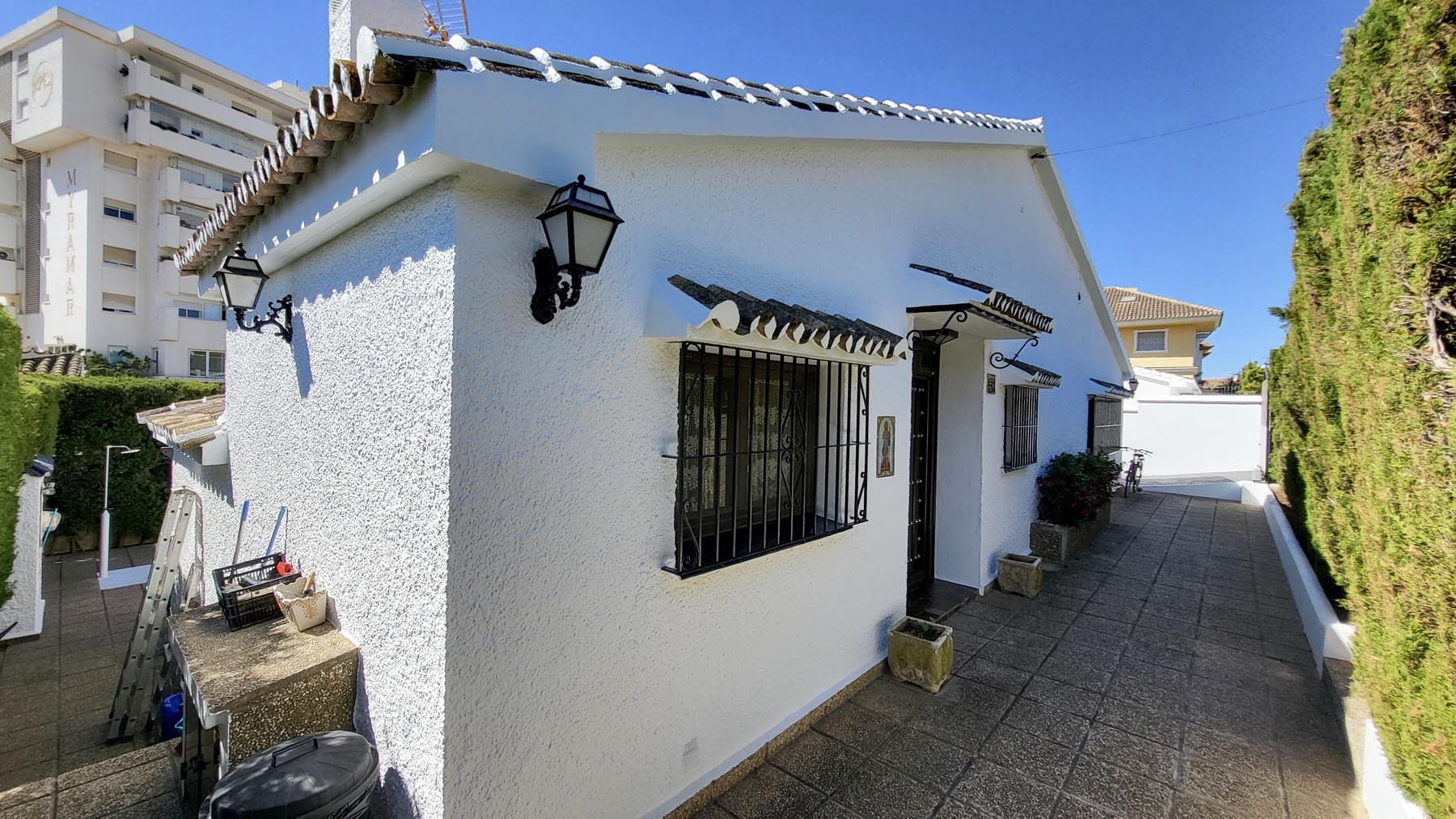 Una oportunidad única para adquirir una villa de 3 dormitorios en el corazón de Fuengirola, a pocos pasos de la playa y de todos los servicios, pero ubicada en una calle tranquila. Esta luminosa y espaciosa casa, llena de luz natural...
