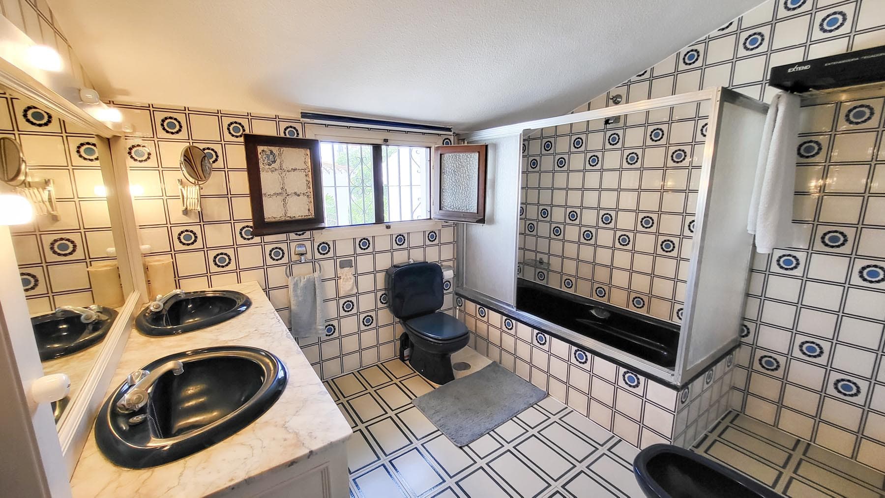 Una oportunidad única para adquirir una villa de 3 dormitorios en el corazón de Fuengirola, a pocos pasos de la playa y de todos los servicios, pero ubicada en una calle tranquila. Esta luminosa y espaciosa casa, llena de luz natural...
