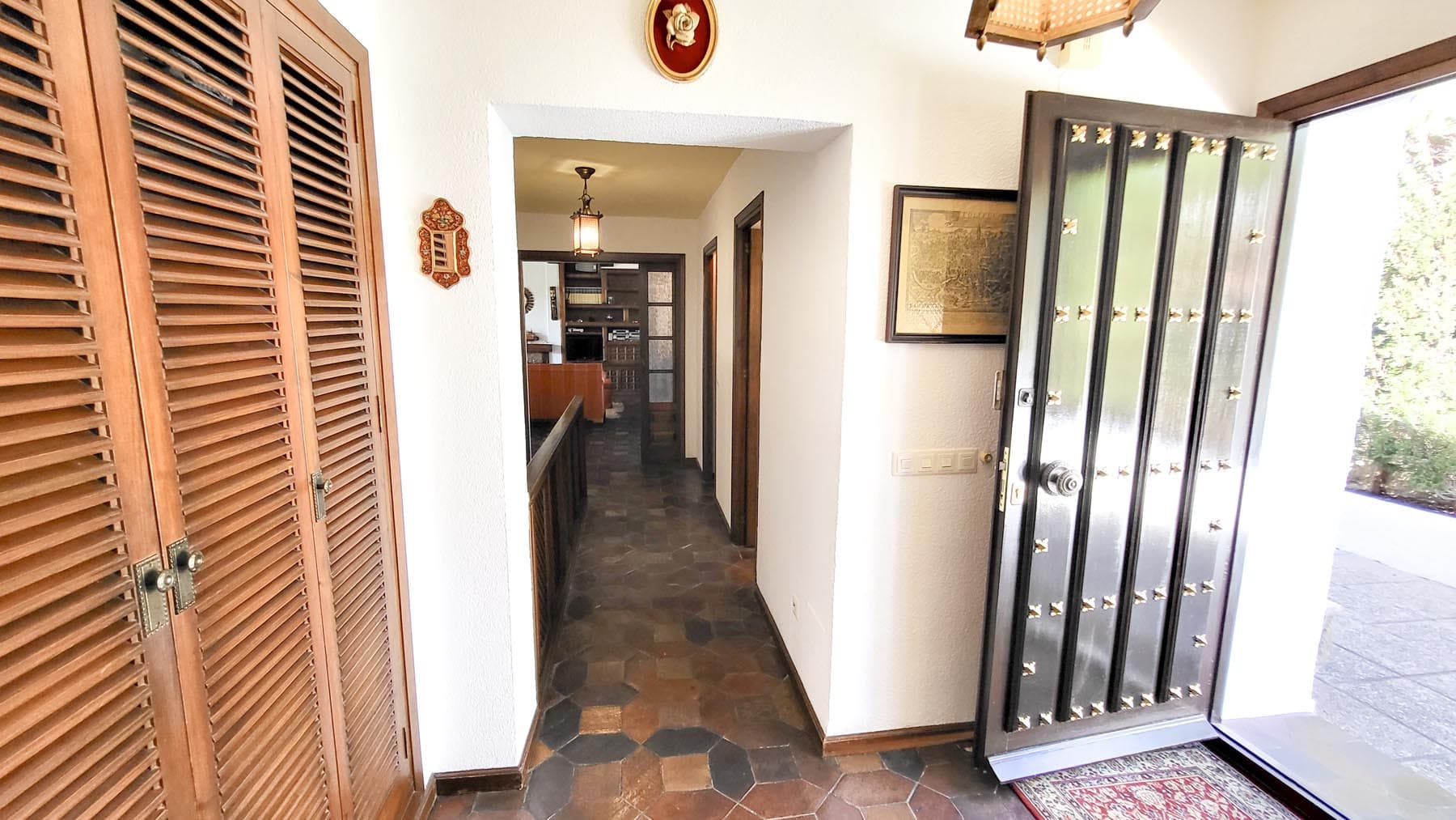 Una oportunidad única para adquirir una villa de 3 dormitorios en el corazón de Fuengirola, a pocos pasos de la playa y de todos los servicios, pero ubicada en una calle tranquila. Esta luminosa y espaciosa casa, llena de luz natural...