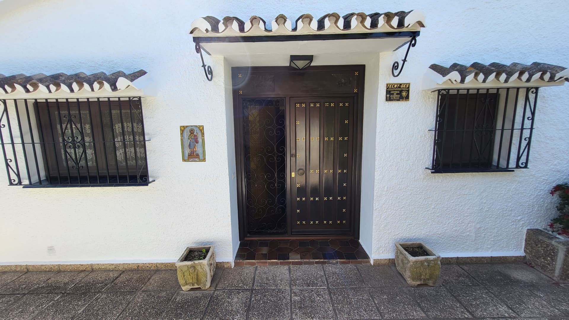 Una oportunidad única para adquirir una villa de 3 dormitorios en el corazón de Fuengirola, a pocos pasos de la playa y de todos los servicios, pero ubicada en una calle tranquila. Esta luminosa y espaciosa casa, llena de luz natural...