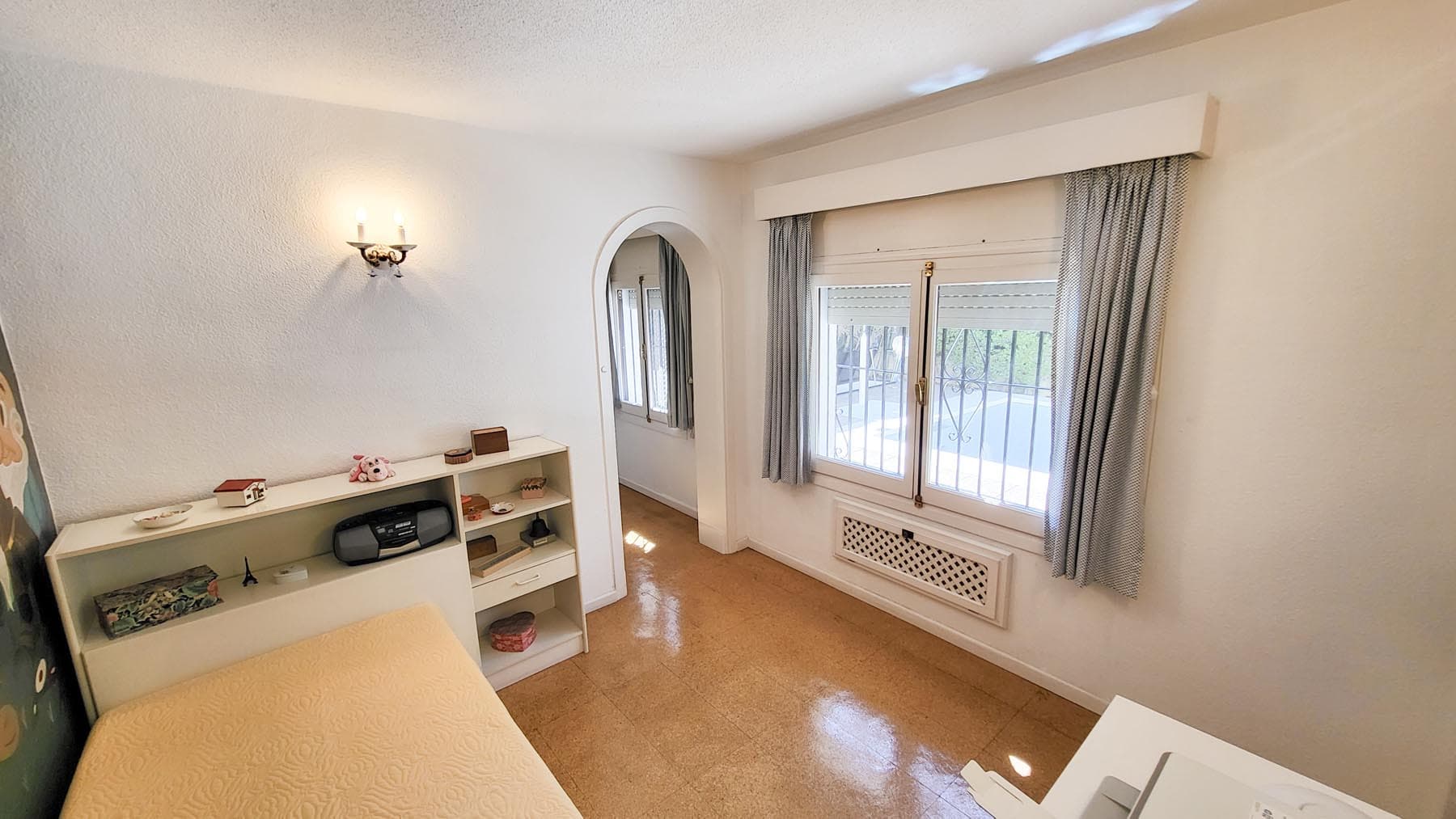 Una oportunidad única para adquirir una villa de 3 dormitorios en el corazón de Fuengirola, a pocos pasos de la playa y de todos los servicios, pero ubicada en una calle tranquila. Esta luminosa y espaciosa casa, llena de luz natural...