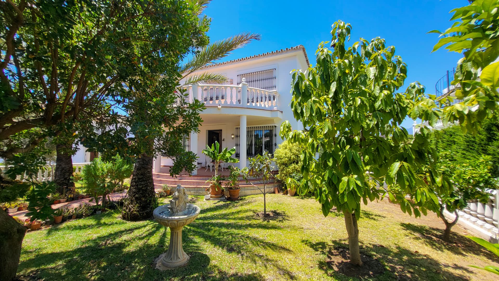 Elegante villa in Elviria met panoramisch uitzicht over de kust
