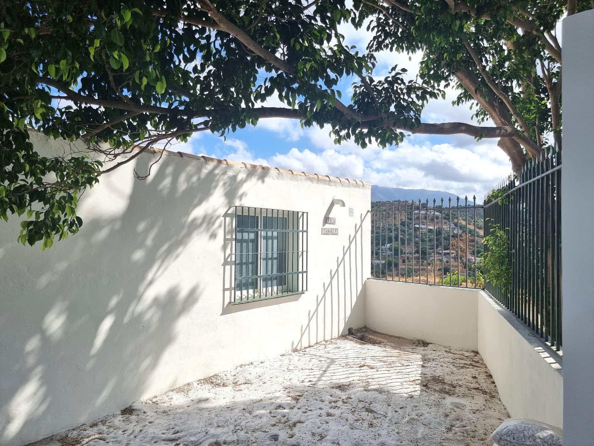Charming Refurbished Finca with Pool & Fruit Orchard – Entrerríos, Mijas A wonderful opportunity to enjoy peaceful country living just 15 minutes from the beaches of La Cala de Mijas.