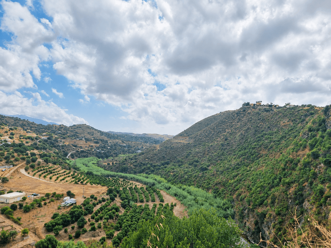 Charming Refurbished Finca with Pool & Fruit Orchard – Entrerríos, Mijas A wonderful opportunity to enjoy peaceful country living just 15 minutes from the beaches of La Cala de Mijas.