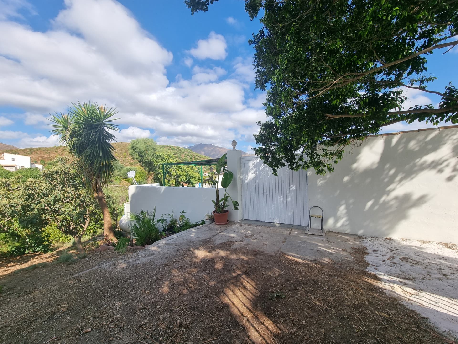 Charming Refurbished Finca with Pool & Fruit Orchard – Entrerríos, Mijas A wonderful opportunity to enjoy peaceful country living just 15 minutes from the beaches of La Cala de Mijas.