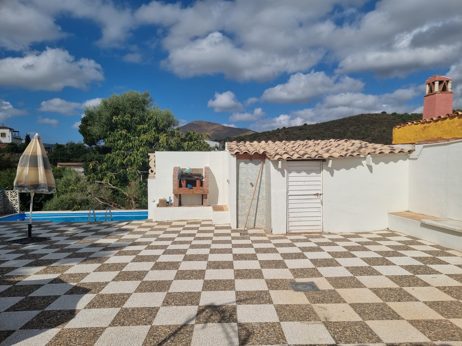 Charming Refurbished Finca with Pool & Fruit Orchard – Entrerríos, Mijas A wonderful opportunity to enjoy peaceful country living just 15 minutes from the beaches of La Cala de Mijas.