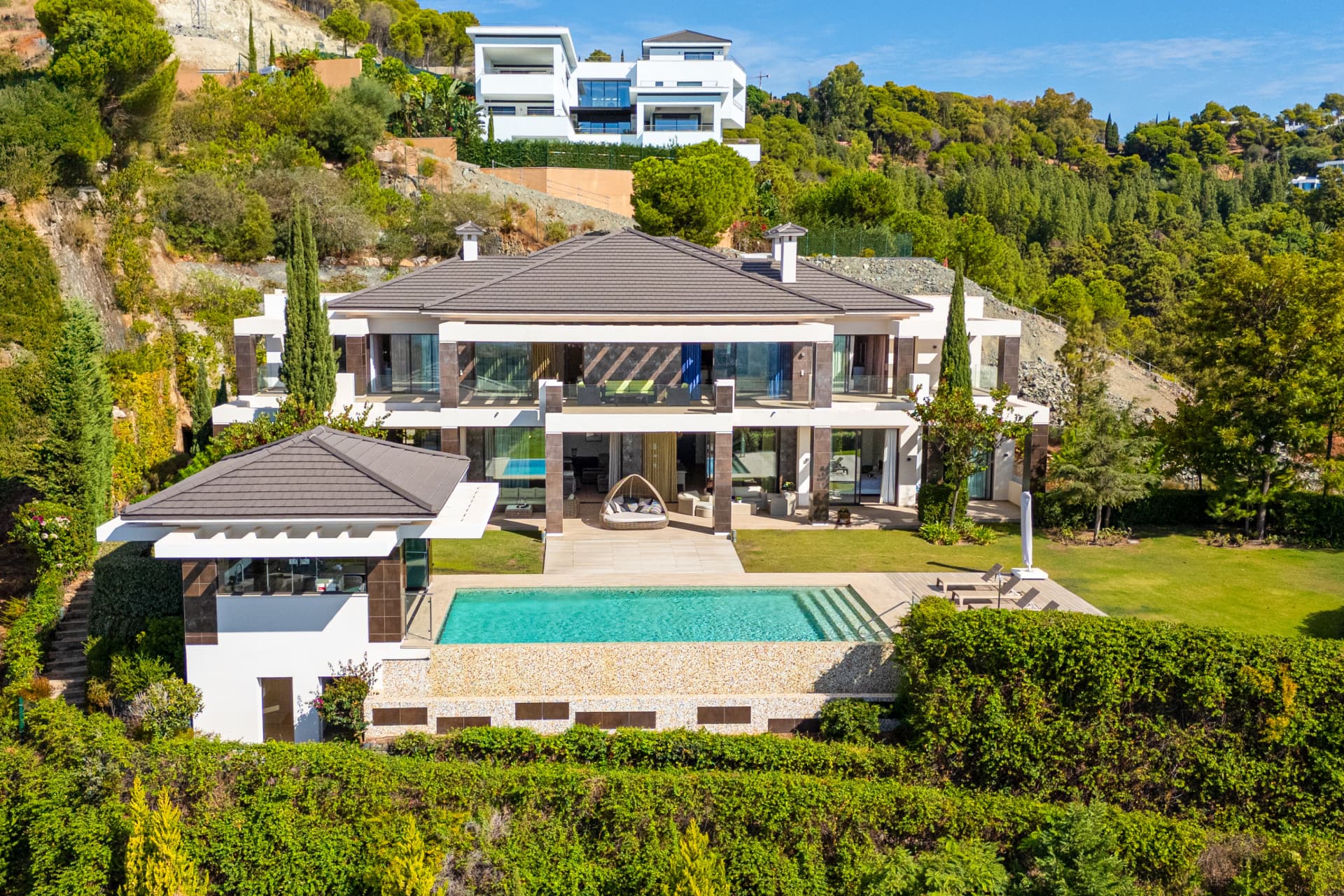 Elegante y moderna villa de lujo con vistas panorámicas al mar en La Reserva del Alcuzcuz, Benahavis