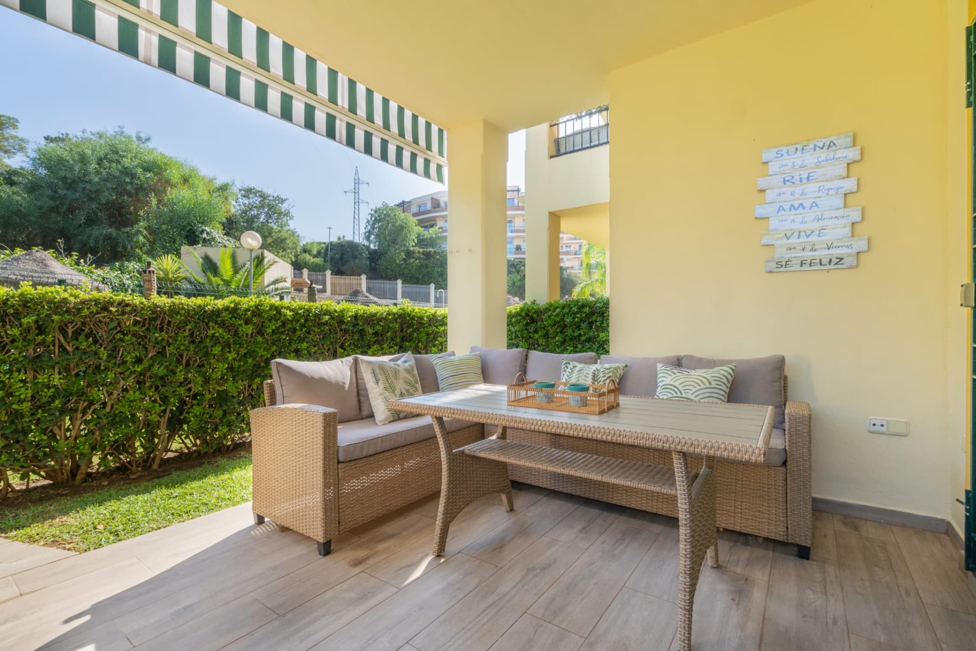 Renovated ground-floor apartment in Riviera del Sol with a tourist license. Two bedrooms, a covered terrace and a private garden with direct access to the communal pool. Private parking , just minutes from beaches and golf courses.