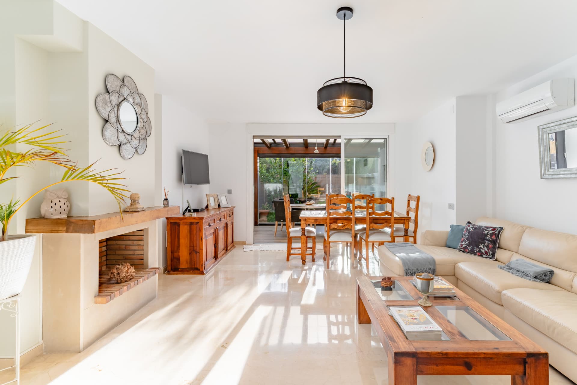 Beautifully Renovated Townhouse with Garden, Solarium and Community Pool in La Capellanía – Fuengirola Located in the so