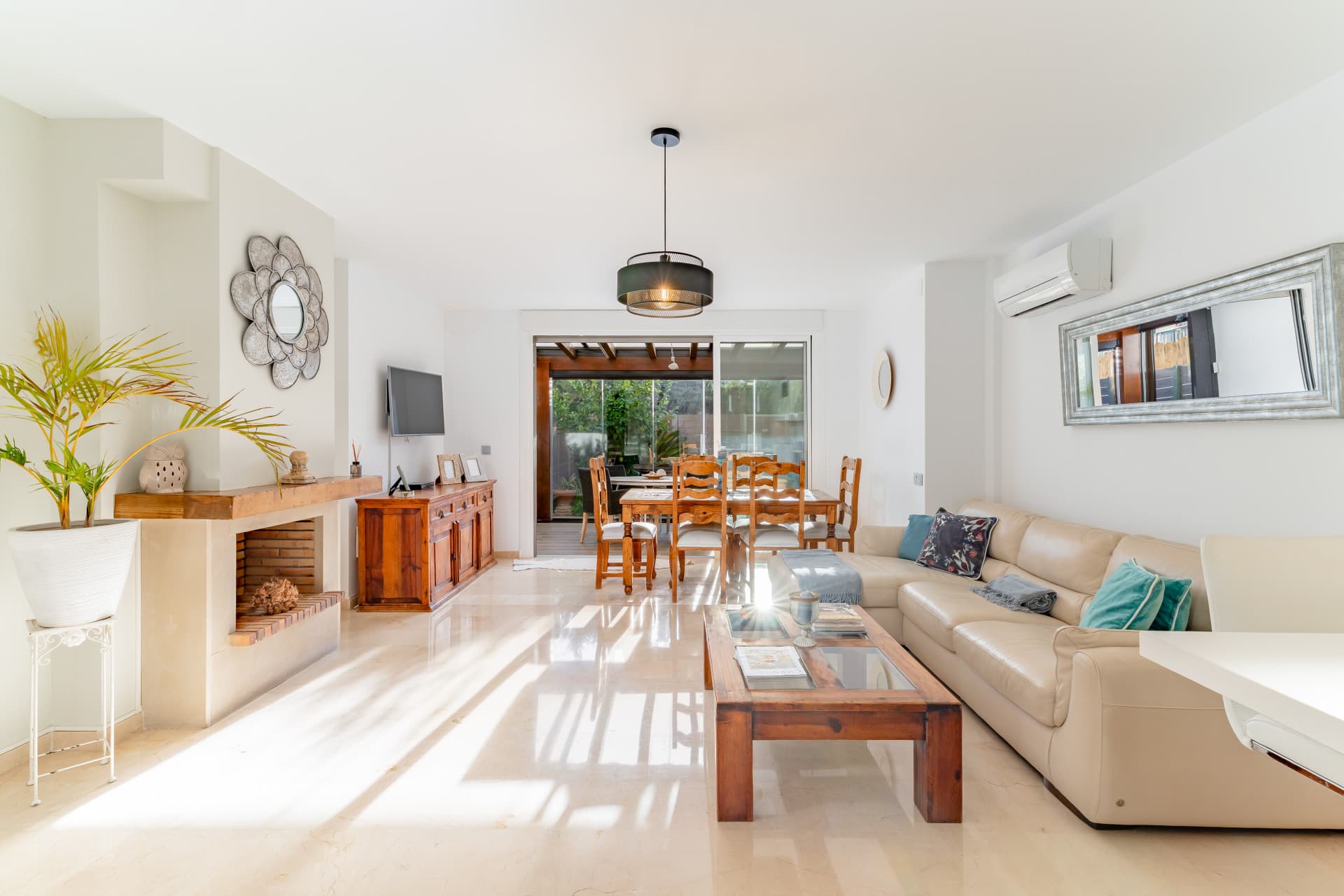 Beautifully Renovated Townhouse with Garden, Solarium and Community Pool in La Capellanía – Fuengirola Located in the so