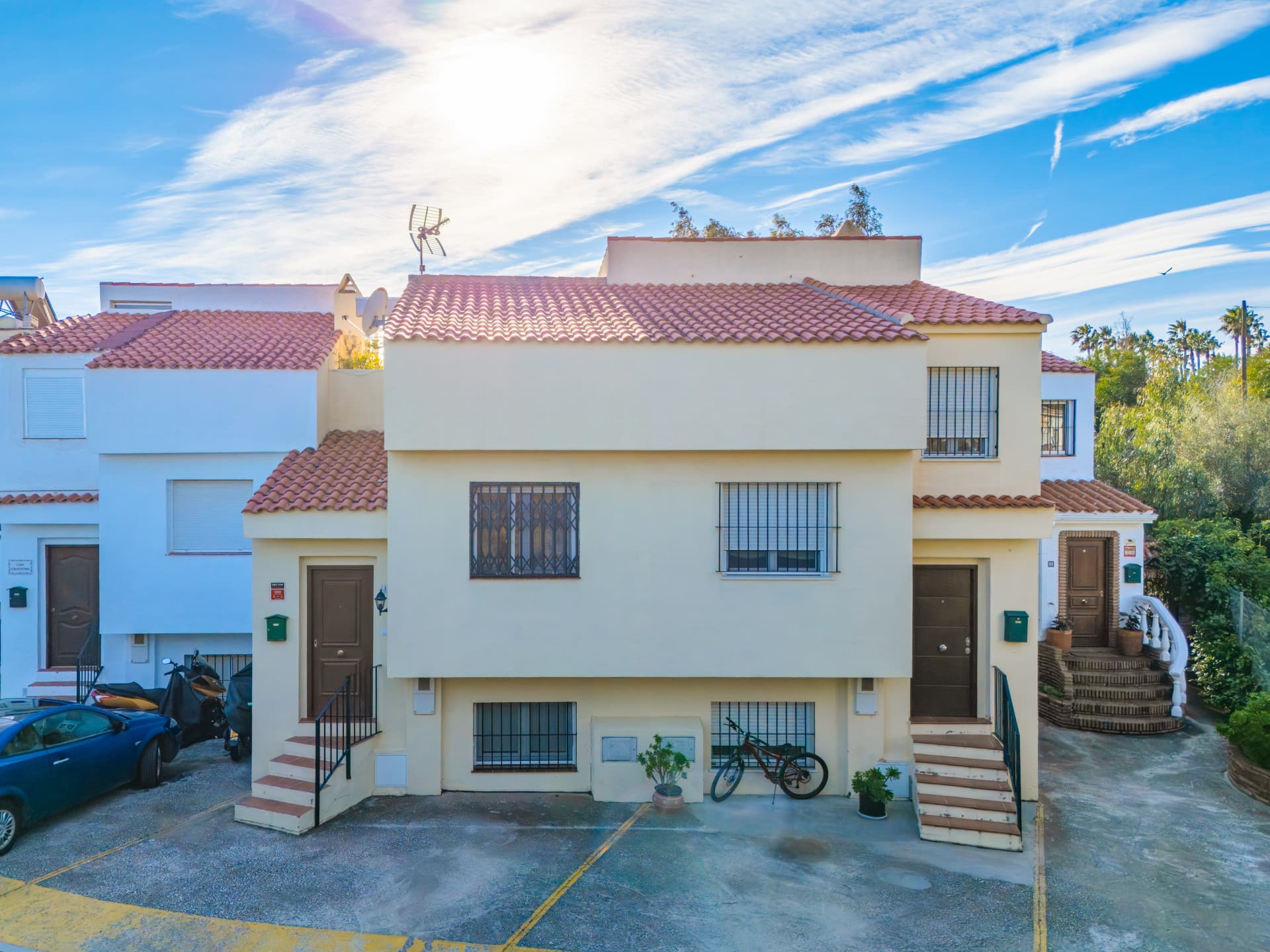 Magnífica casa adosada reformada con jardín, solárium y piscina comunitaria en La Capellanía – Fuengirola Ubicada en la