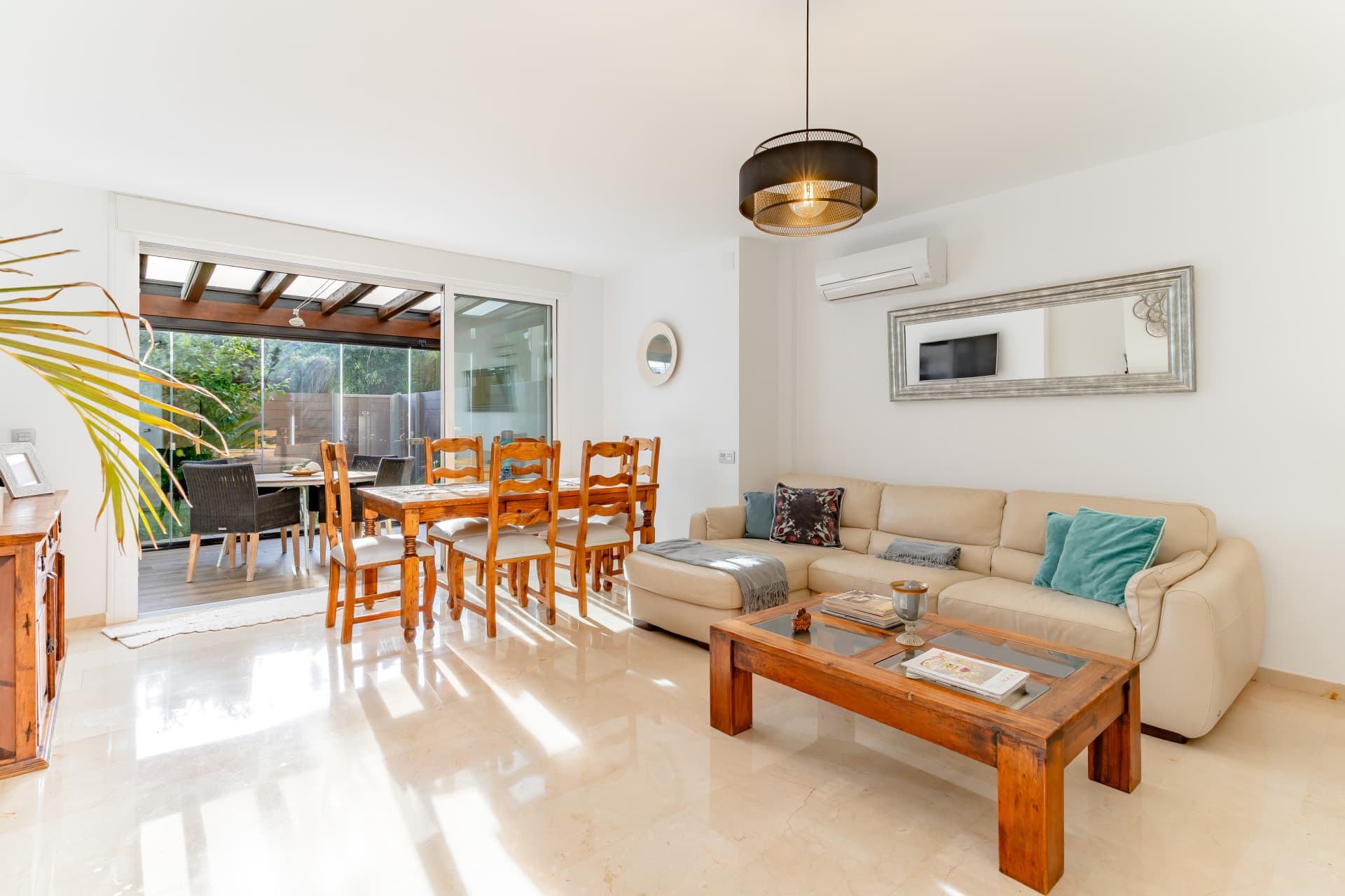 Beautifully Renovated Townhouse with Garden, Solarium and Community Pool in La Capellanía – Fuengirola Located in the so