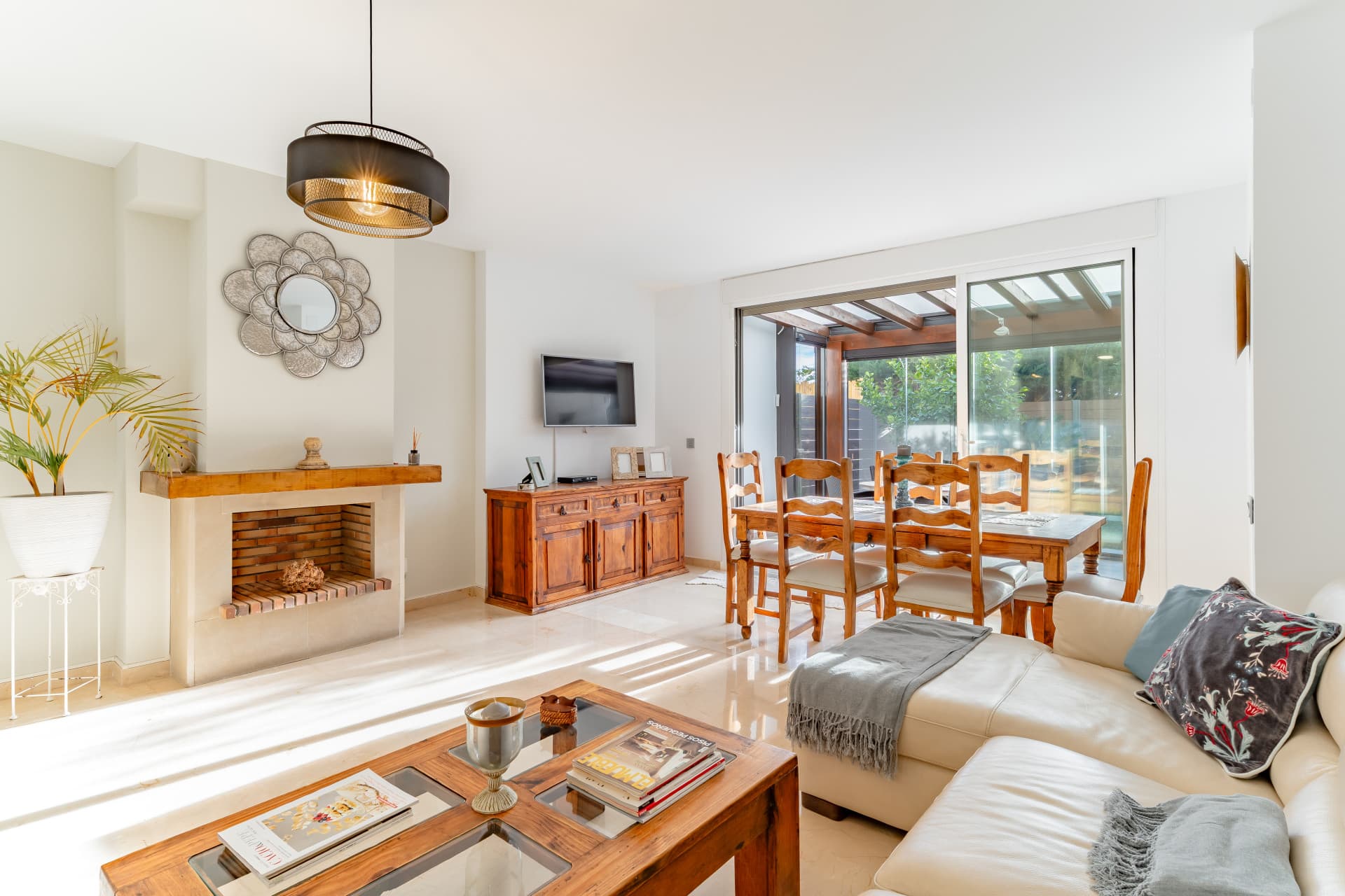Beautifully Renovated Townhouse with Garden, Solarium and Community Pool in La Capellanía – Fuengirola Located in the so