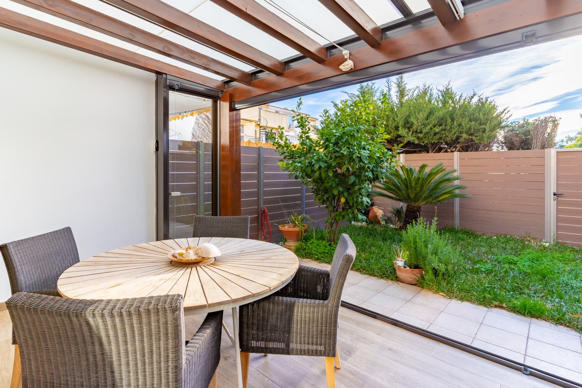 Beautifully Renovated Townhouse with Garden, Solarium and Community Pool in La Capellanía – Fuengirola Located in the so
