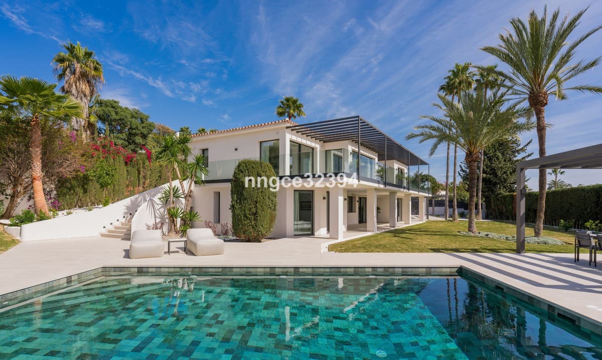 Sophisticated Modern Villa with Panoramic Views on Marbella's Golden Mile This exceptional five-bedroom villa, located o