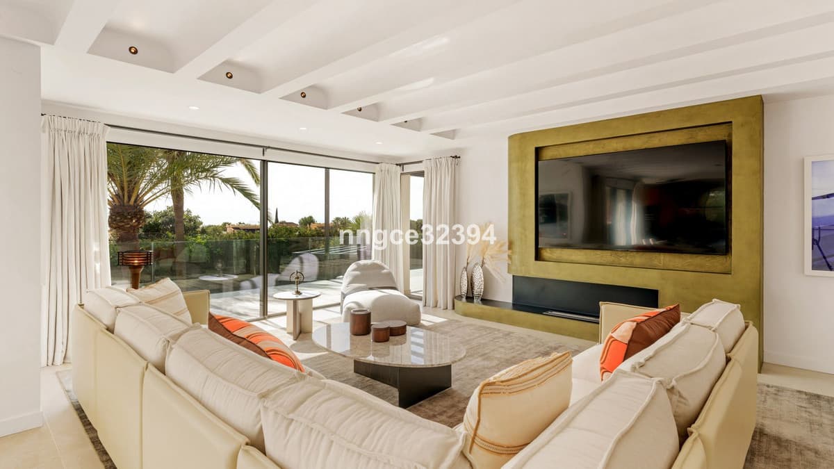 Sophisticated Modern Villa with Panoramic Views on Marbella's Golden Mile This exceptional five-bedroom villa, located o