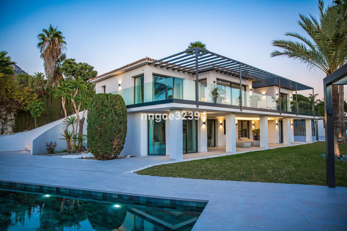 Sophisticated Modern Villa with Panoramic Views on Marbella's Golden Mile This exceptional five-bedroom villa, located o