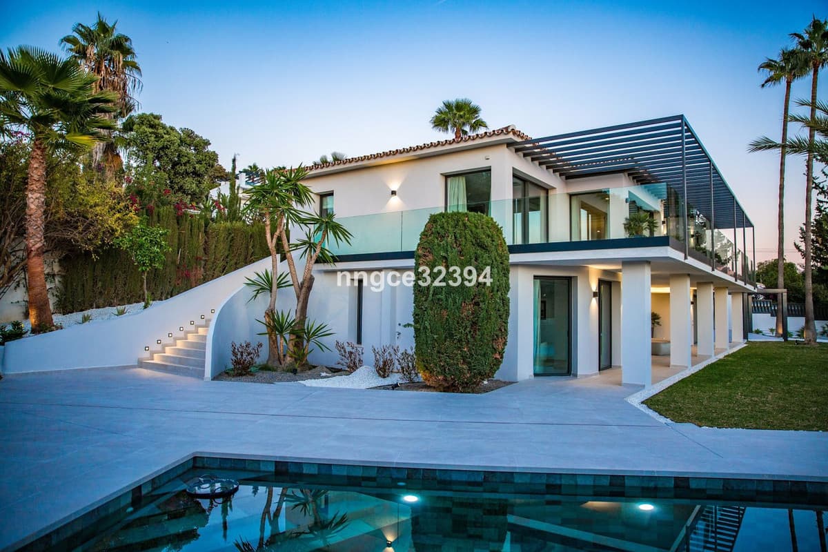 Sophisticated Modern Villa with Panoramic Views on Marbella's Golden Mile This exceptional five-bedroom villa, located o
