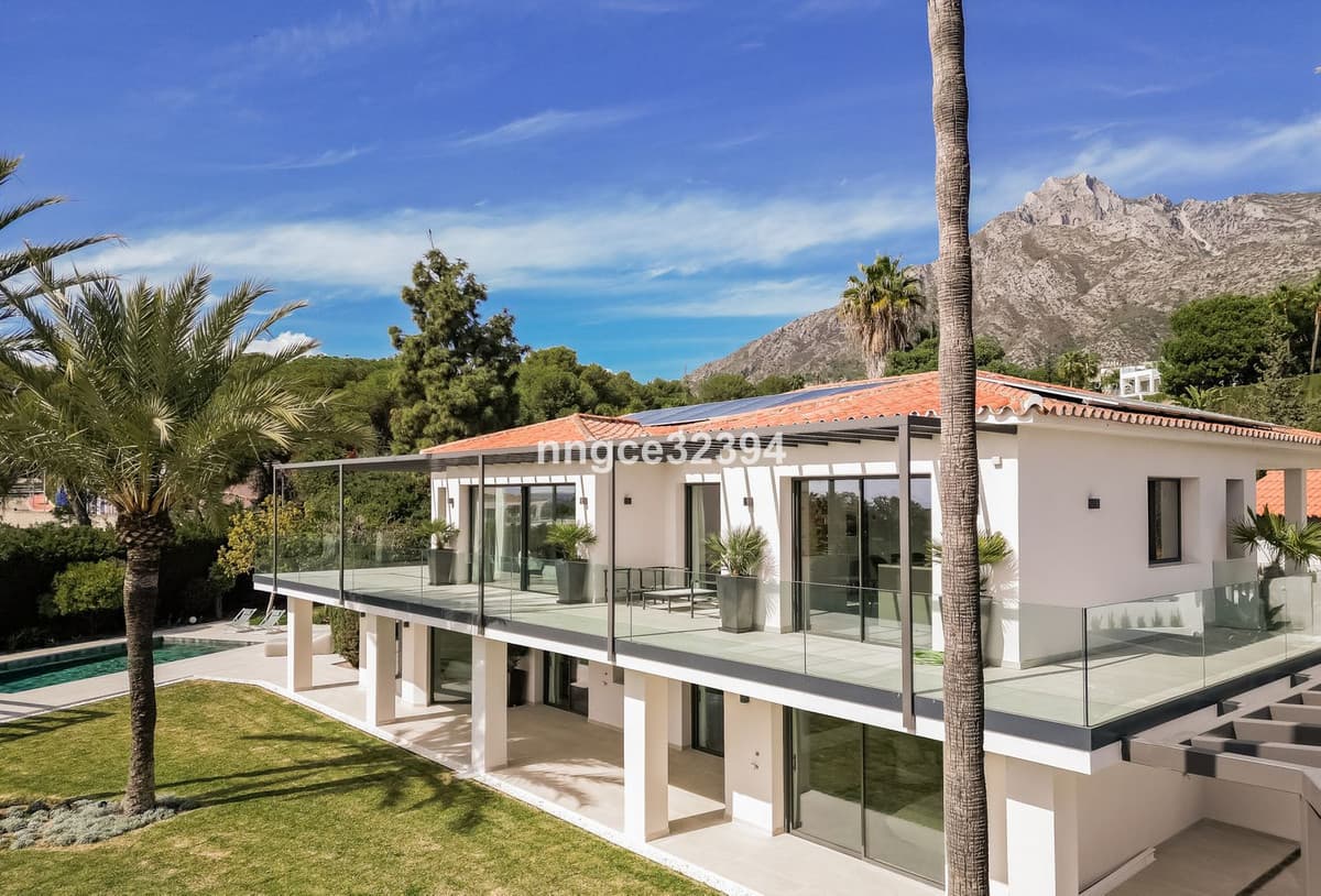 Sophisticated Modern Villa with Panoramic Views on Marbella's Golden Mile This exceptional five-bedroom villa, located o