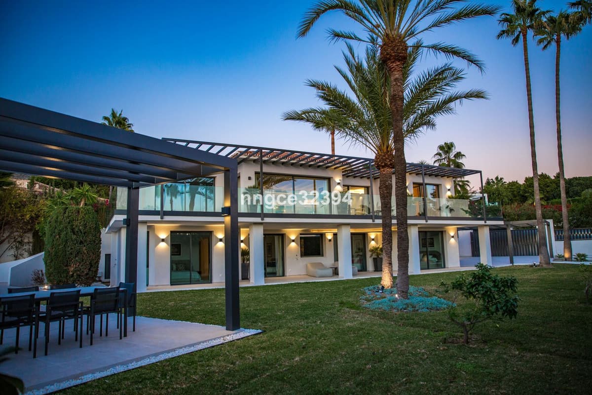 Sophisticated Modern Villa with Panoramic Views on Marbella's Golden Mile This exceptional five-bedroom villa, located o