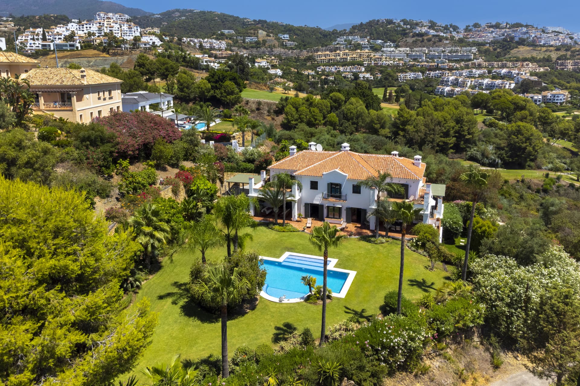 Exceptional César de Leyva villa on a rare, fully flat 3,000m² plot. Completely renovated, with sea views, total privacy, mature organic gardens, saltwater pool, 5 bedrooms, guest apartment, cinema room and extensive parking.