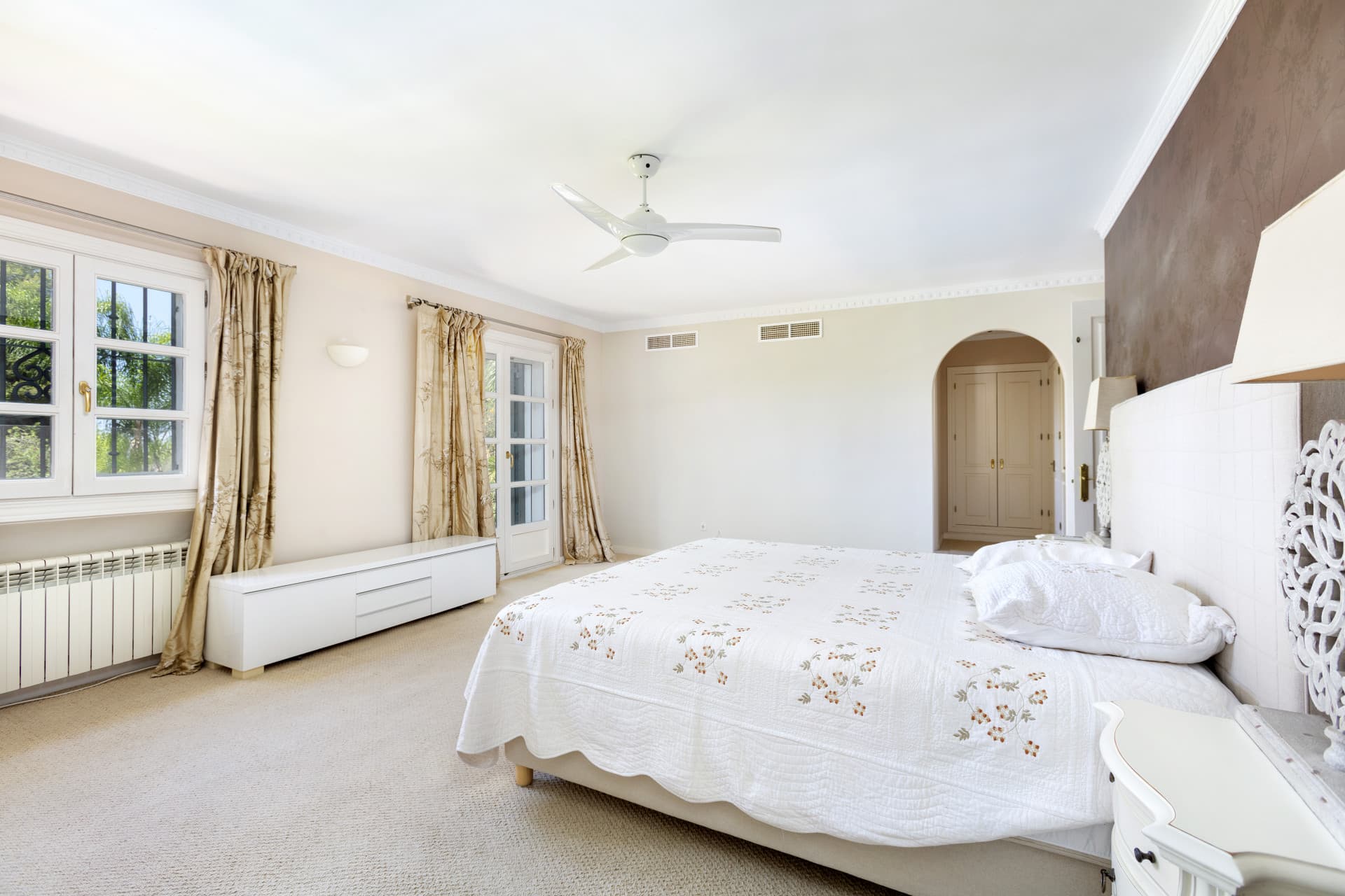 Exceptional César de Leyva villa on a rare, fully flat 3,000m² plot. Completely renovated, with sea views, total privacy, mature organic gardens, saltwater pool, 5 bedrooms, guest apartment, cinema room and extensive parking.