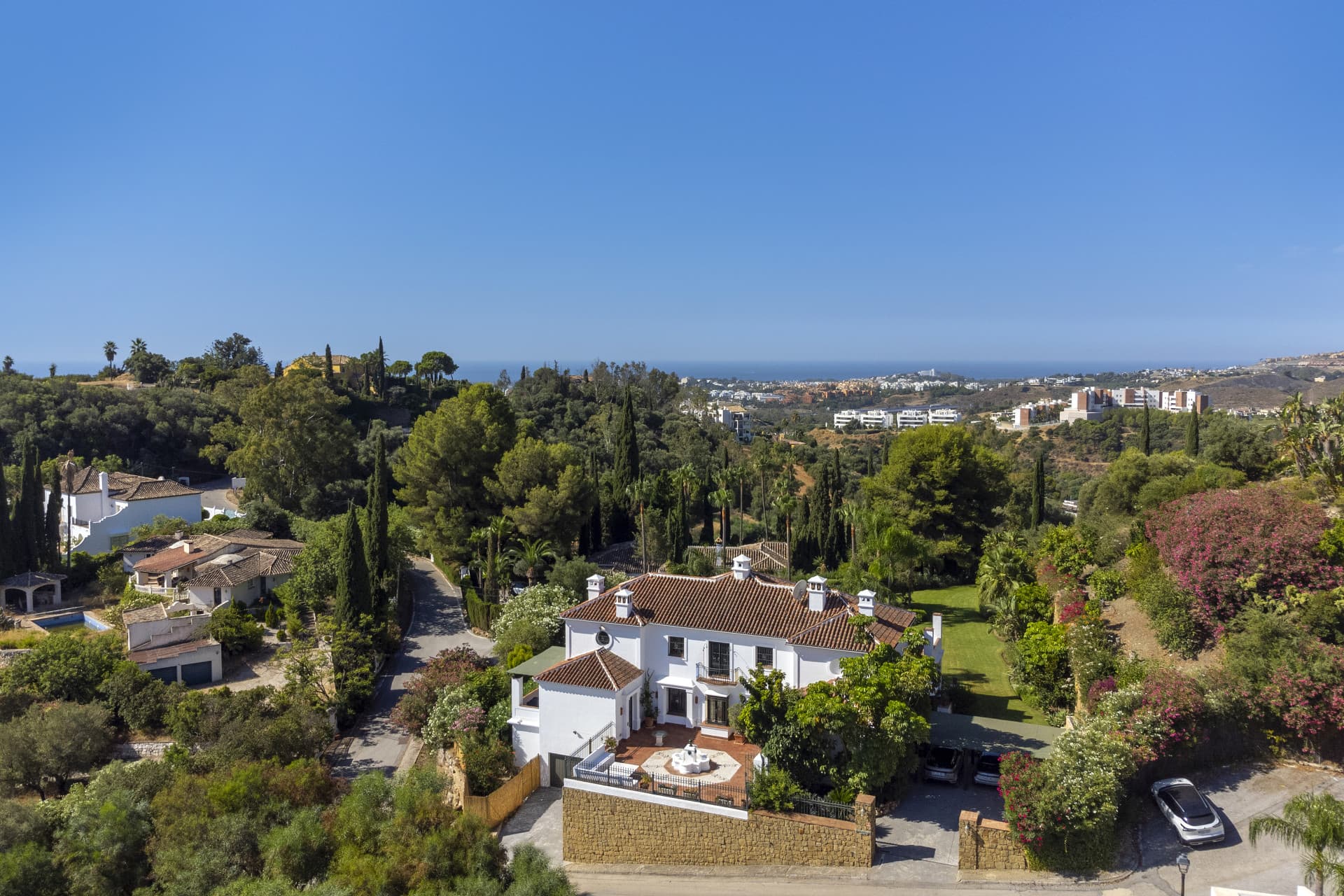 Exceptional César de Leyva villa on a rare, fully flat 3,000m² plot. Completely renovated, with sea views, total privacy, mature organic gardens, saltwater pool, 5 bedrooms, guest apartment, cinema room and extensive parking.