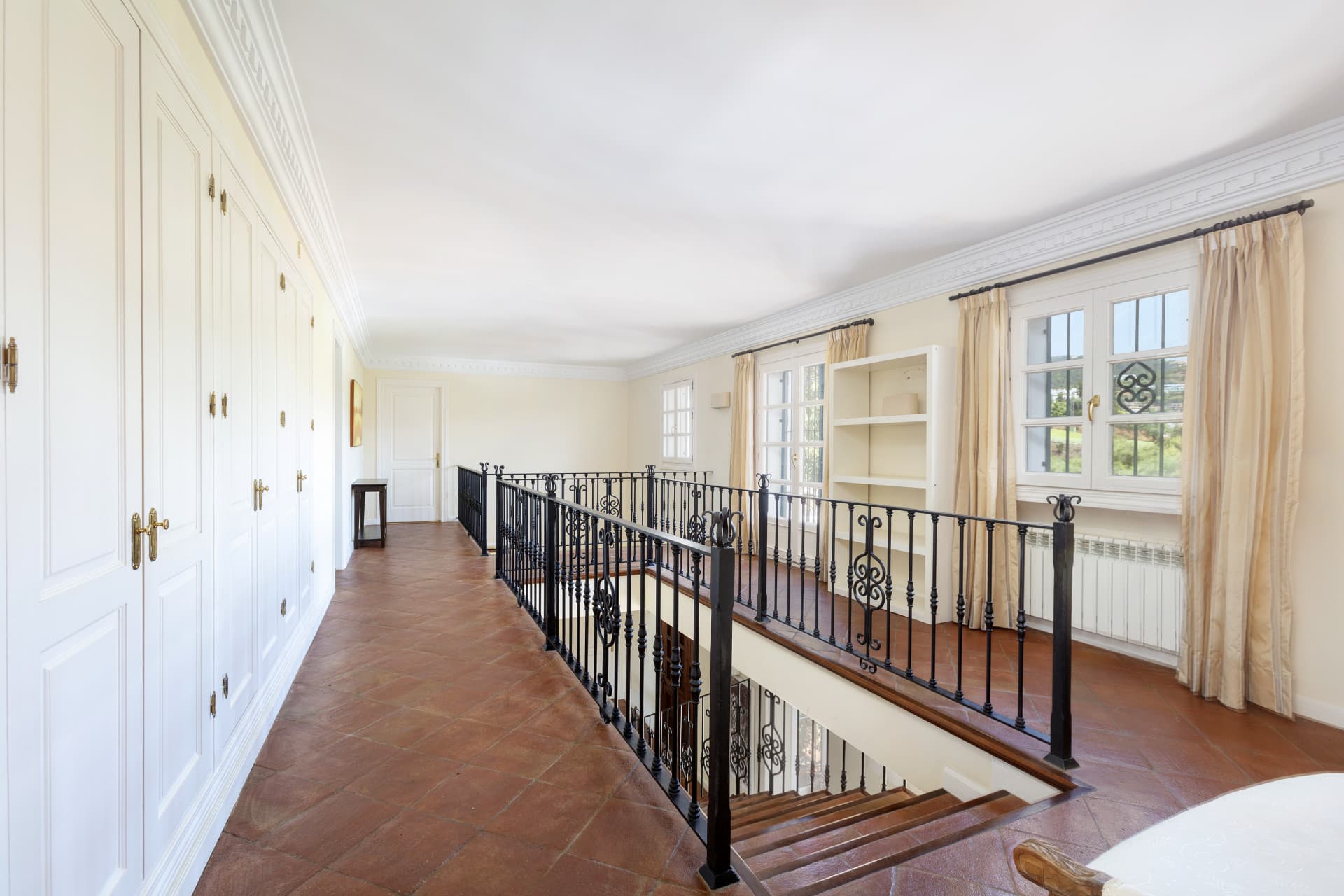 Exceptional César de Leyva villa on a rare, fully flat 3,000m² plot. Completely renovated, with sea views, total privacy, mature organic gardens, saltwater pool, 5 bedrooms, guest apartment, cinema room and extensive parking.
