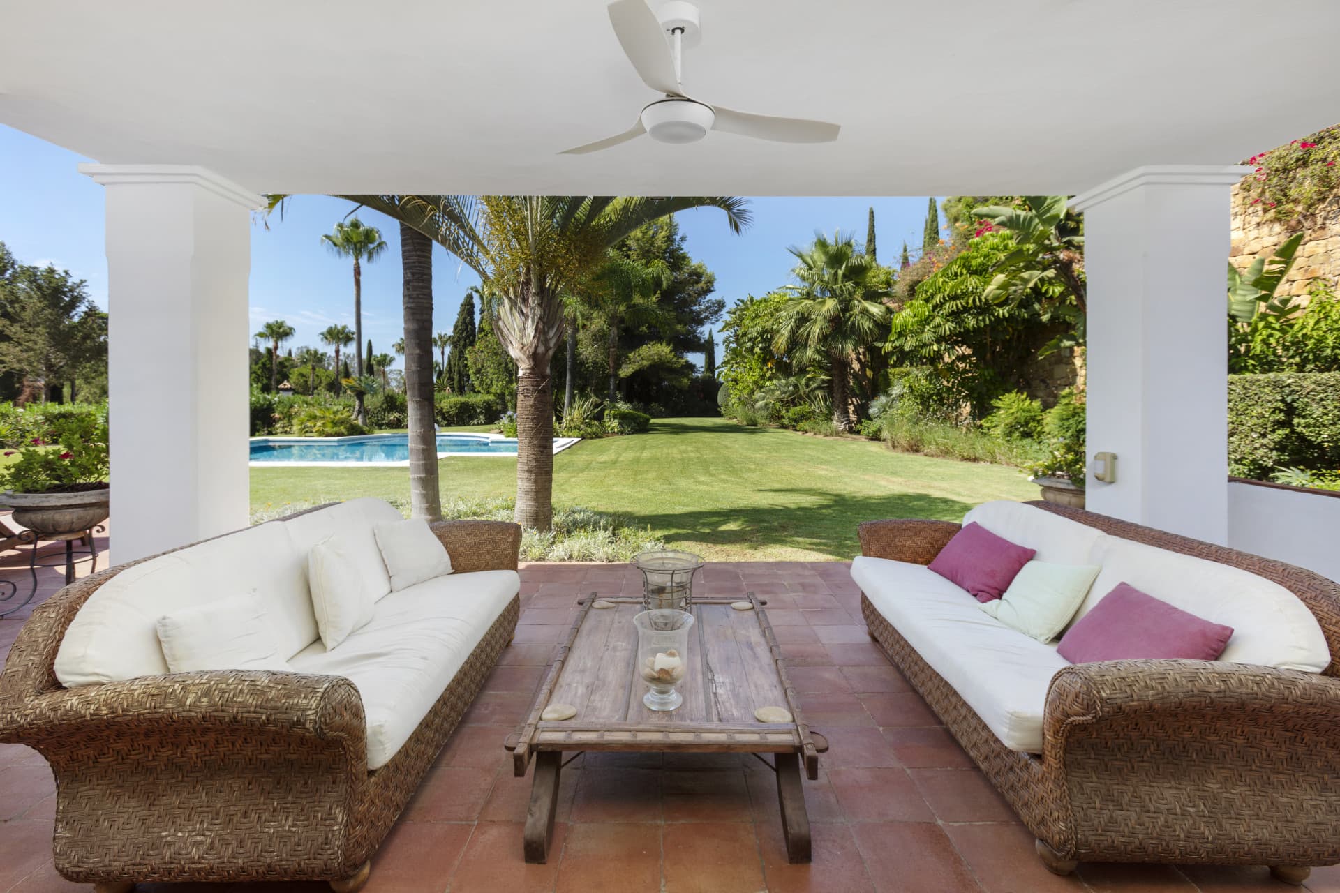 Exceptional César de Leyva villa on a rare, fully flat 3,000m² plot. Completely renovated, with sea views, total privacy, mature organic gardens, saltwater pool, 5 bedrooms, guest apartment, cinema room and extensive parking.
