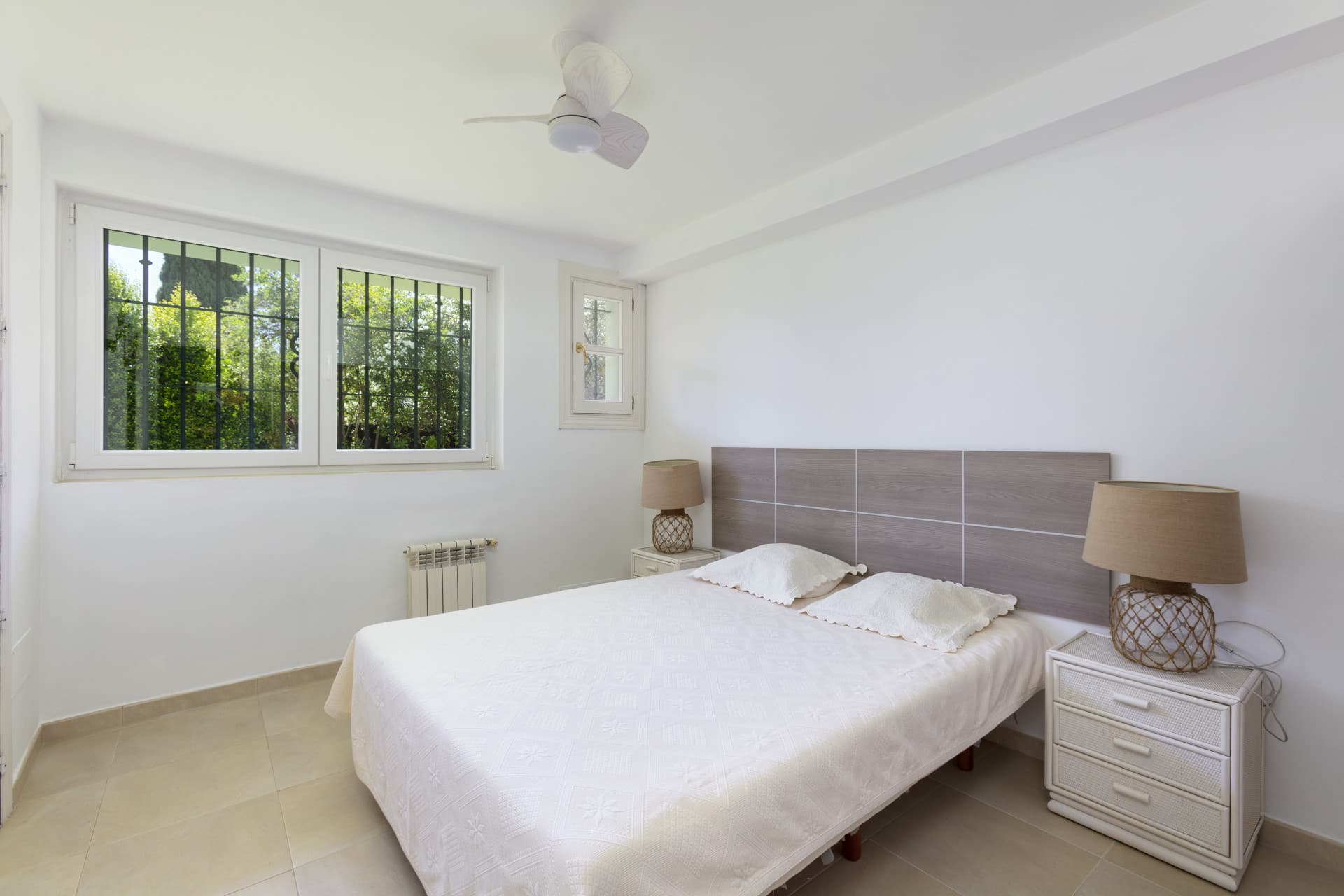 Exceptional César de Leyva villa on a rare, fully flat 3,000m² plot. Completely renovated, with sea views, total privacy, mature organic gardens, saltwater pool, 5 bedrooms, guest apartment, cinema room and extensive parking.