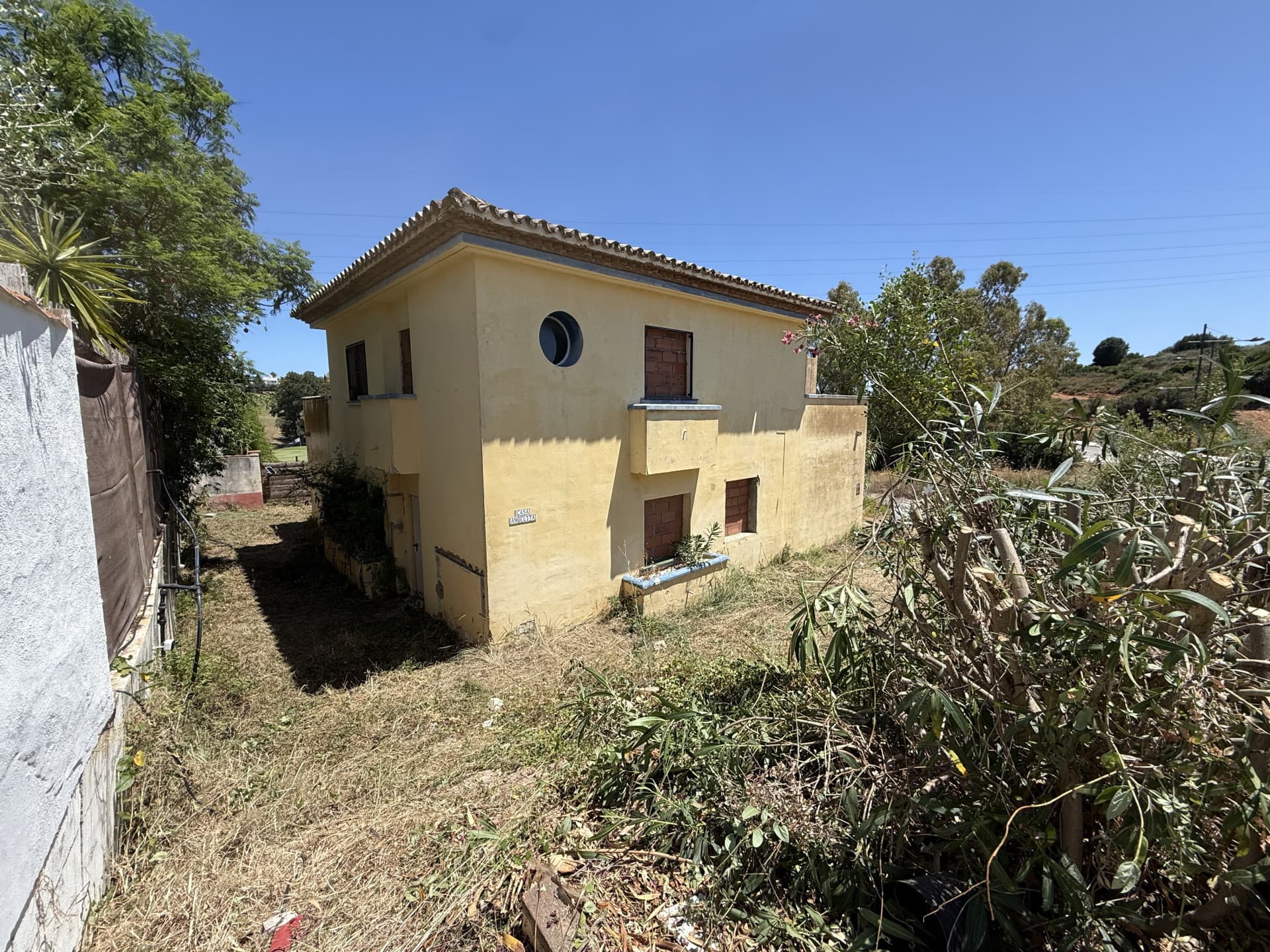 A rare opportunity to acquire a frontline golf villa set on a generous 738m² plot