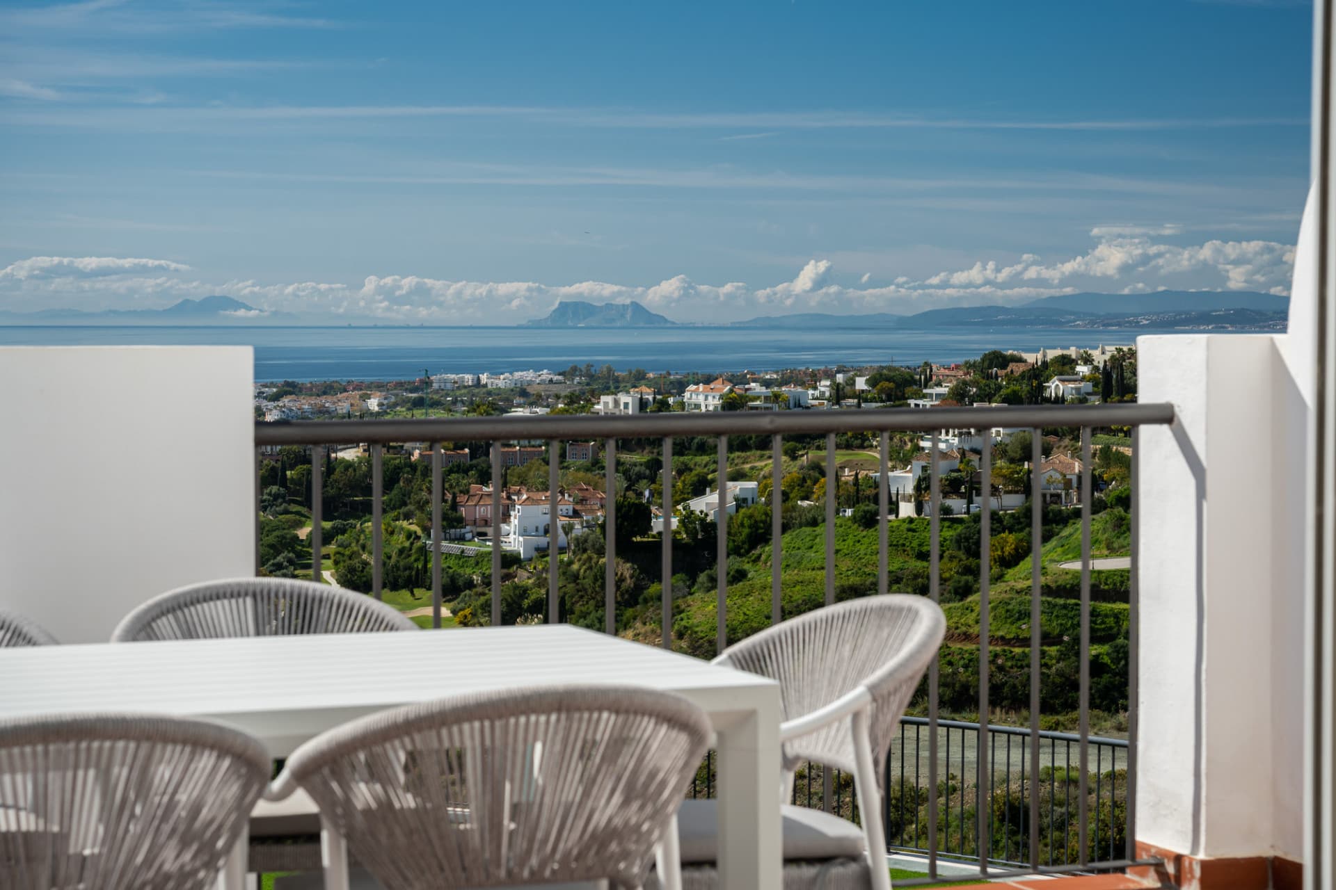 Ático dúplex de lujo con vistas panorámicas al mar en Paraíso Pueblo