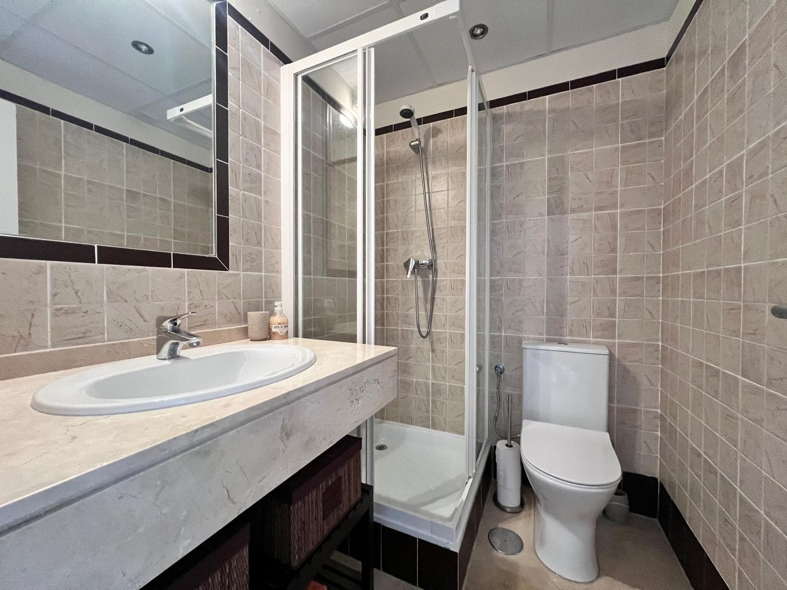 Stylish 2-bedroom apartment in Duquesa Fairways with two private terraces, golf views, and access to pools, gardens, and underground parking—just minutes from the marina and beach.