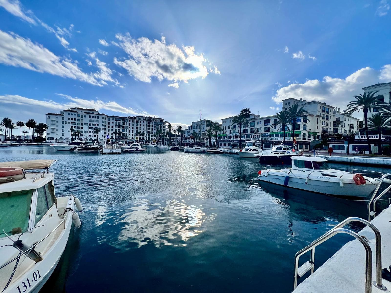 Stylish 2-bedroom apartment in Duquesa Fairways with two private terraces, golf views, and access to pools, gardens, and underground parking—just minutes from the marina and beach.