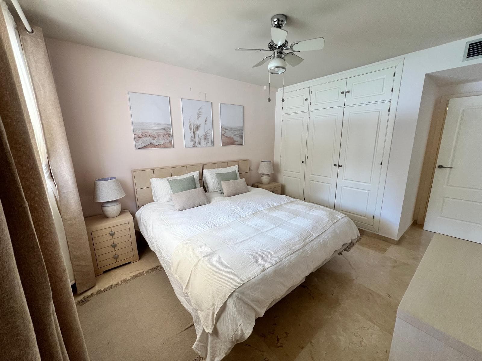 Stylish 2-bedroom apartment in Duquesa Fairways with two private terraces, golf views, and access to pools, gardens, and underground parking—just minutes from the marina and beach.