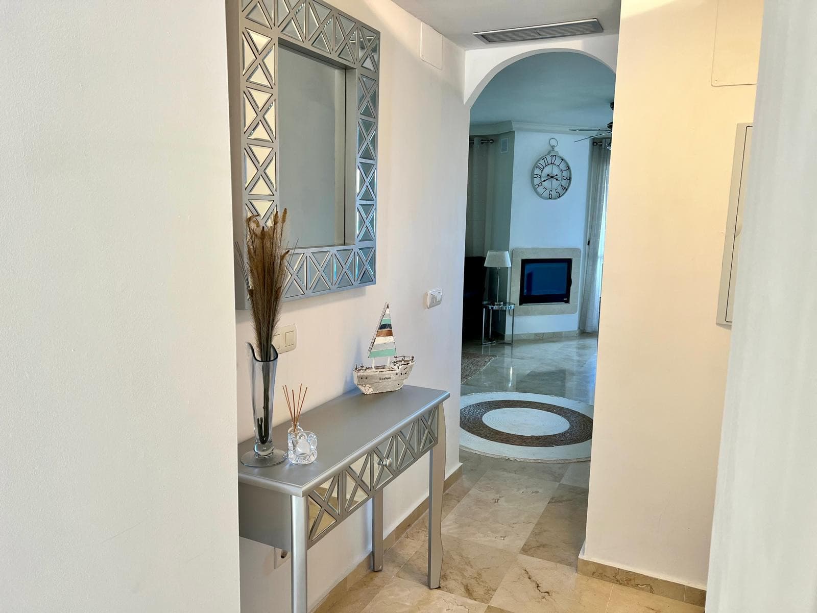 Stylish 2-bedroom apartment in Duquesa Fairways with two private terraces, golf views, and access to pools, gardens, and underground parking—just minutes from the marina and beach.
