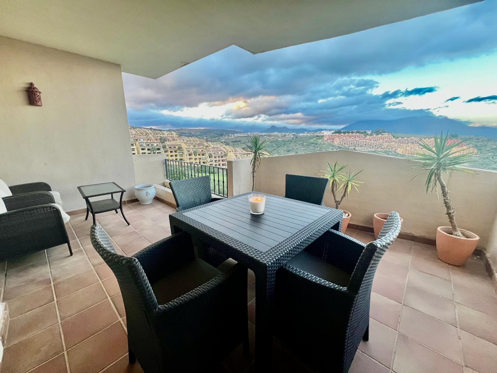 Stylish 2-bedroom apartment in Duquesa Fairways with two private terraces, golf views, and access to pools, gardens, and underground parking—just minutes from the marina and beach.