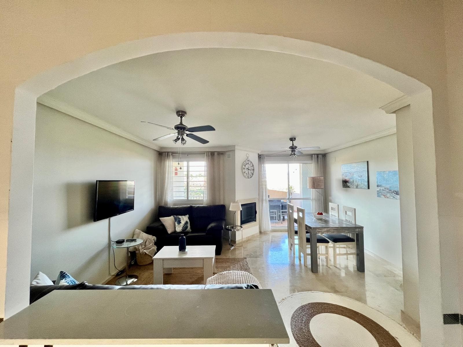Stylish 2-bedroom apartment in Duquesa Fairways with two private terraces, golf views, and access to pools, gardens, and underground parking—just minutes from the marina and beach.
