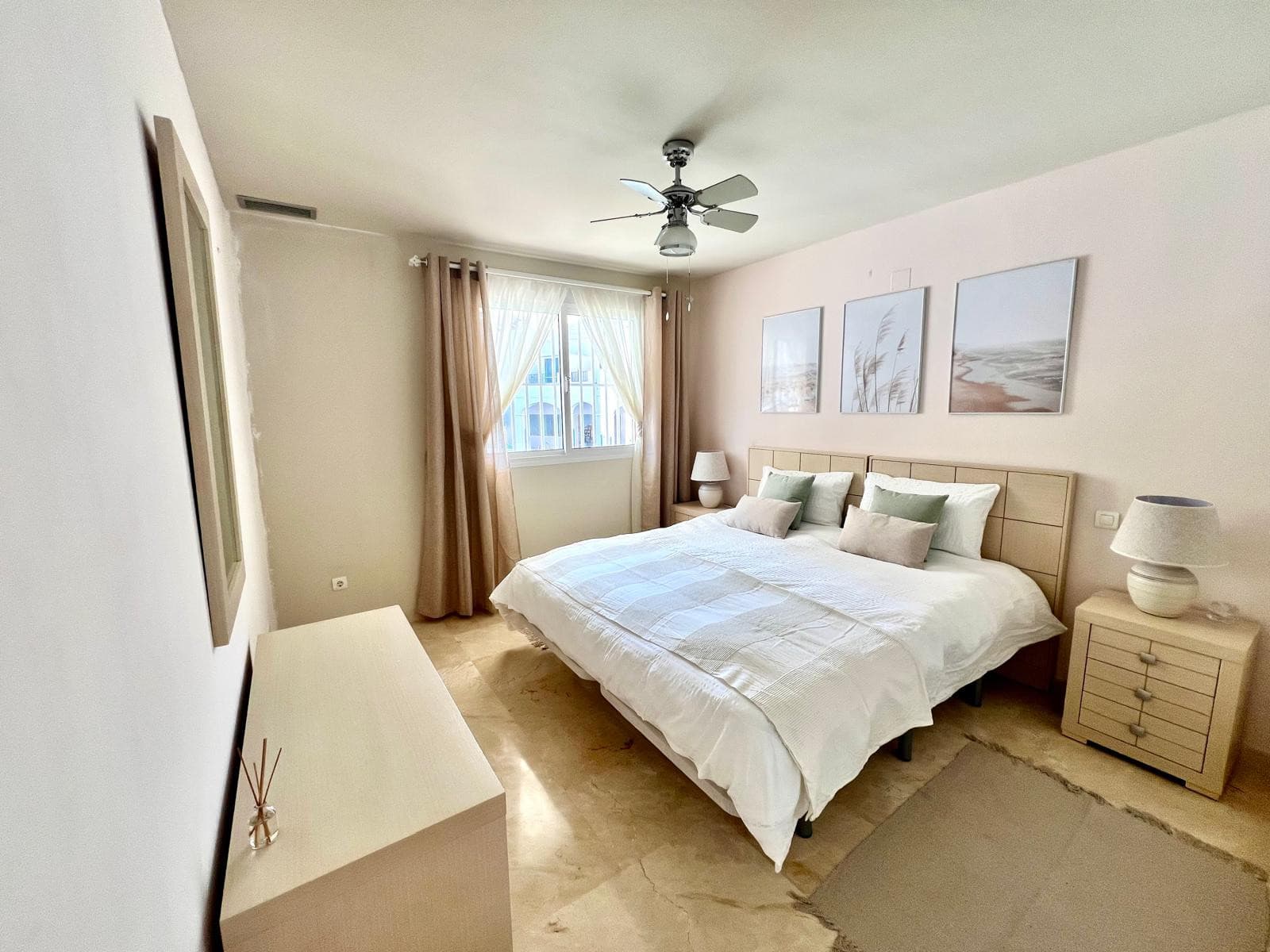 Stylish 2-bedroom apartment in Duquesa Fairways with two private terraces, golf views, and access to pools, gardens, and underground parking—just minutes from the marina and beach.