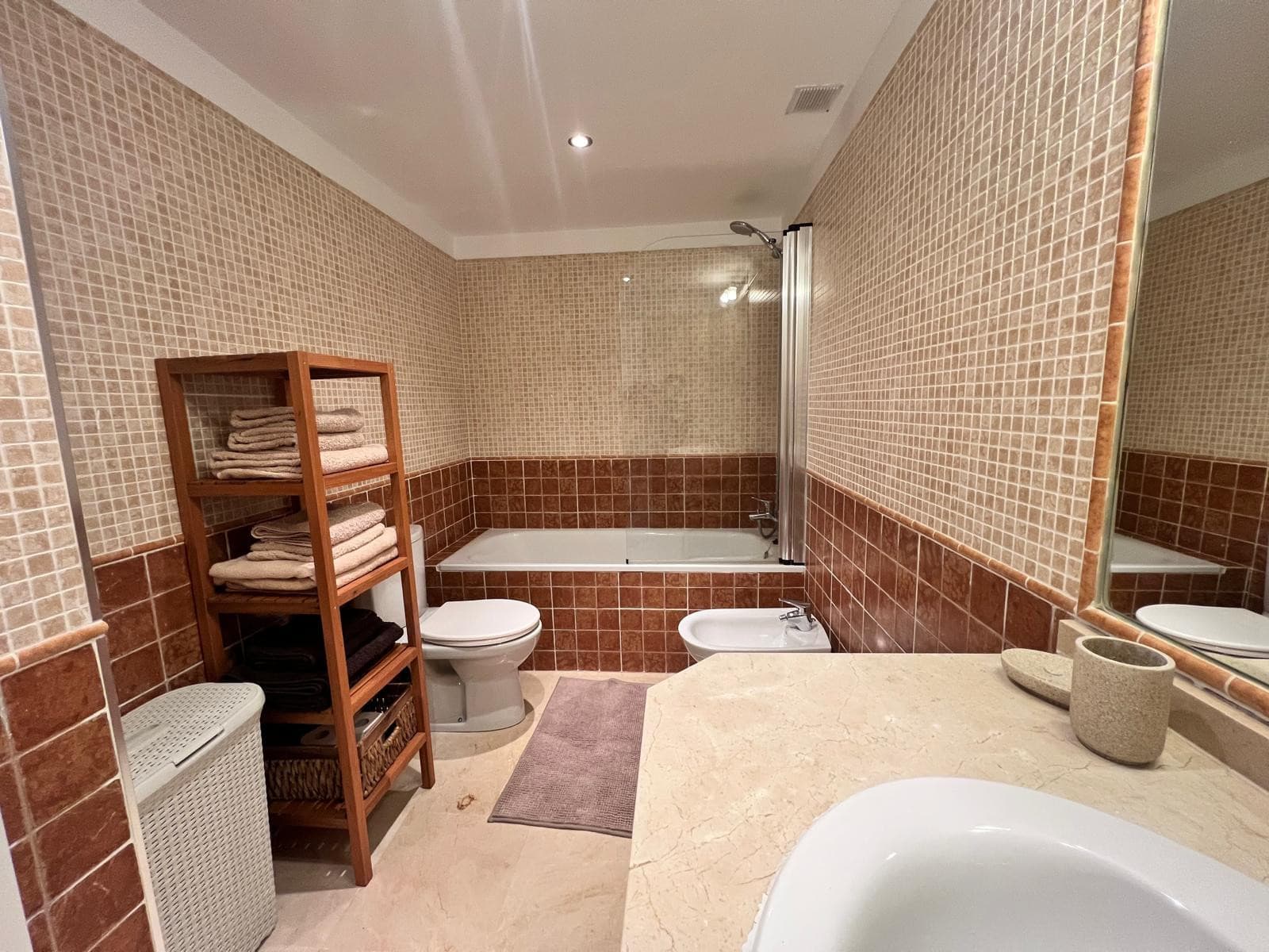 Stylish 2-bedroom apartment in Duquesa Fairways with two private terraces, golf views, and access to pools, gardens, and underground parking—just minutes from the marina and beach.