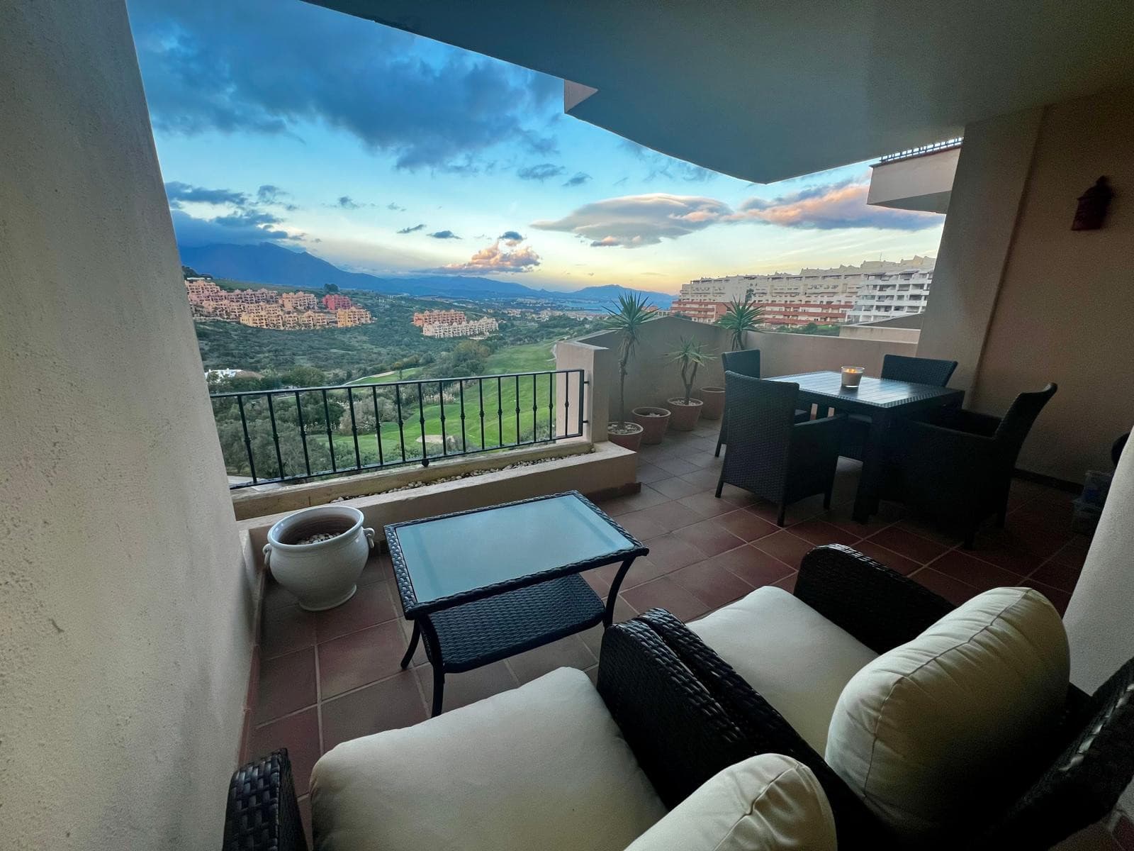Stylish 2-bedroom apartment in Duquesa Fairways with two private terraces, golf views, and access to pools, gardens, and underground parking—just minutes from the marina and beach.