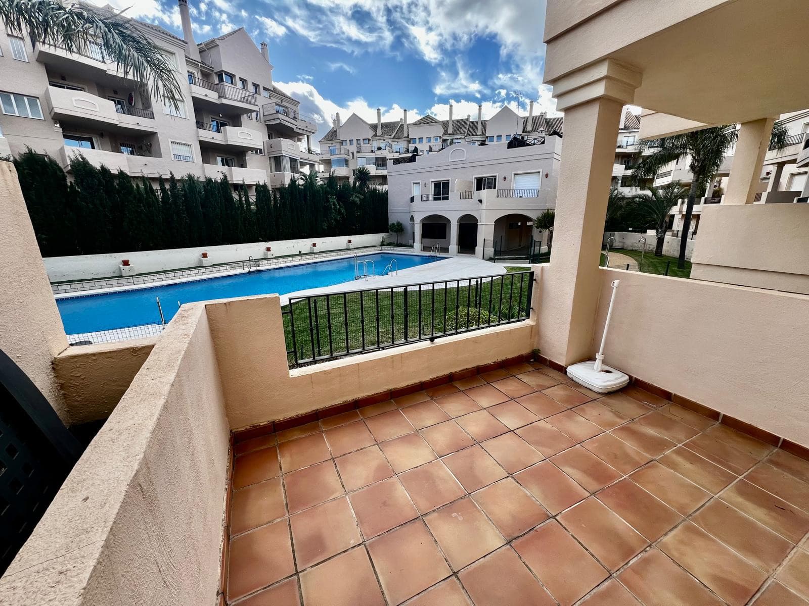 Stylish 2-bedroom apartment in Duquesa Fairways with two private terraces, golf views, and access to pools, gardens, and underground parking—just minutes from the marina and beach.