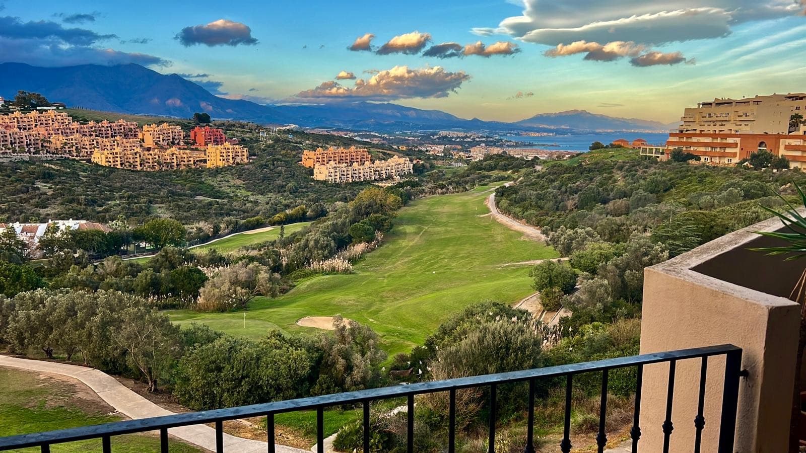 Stylish 2-bedroom apartment in Duquesa Fairways with two private terraces, golf views, and access to pools, gardens, and underground parking—just minutes from the marina and beach.
