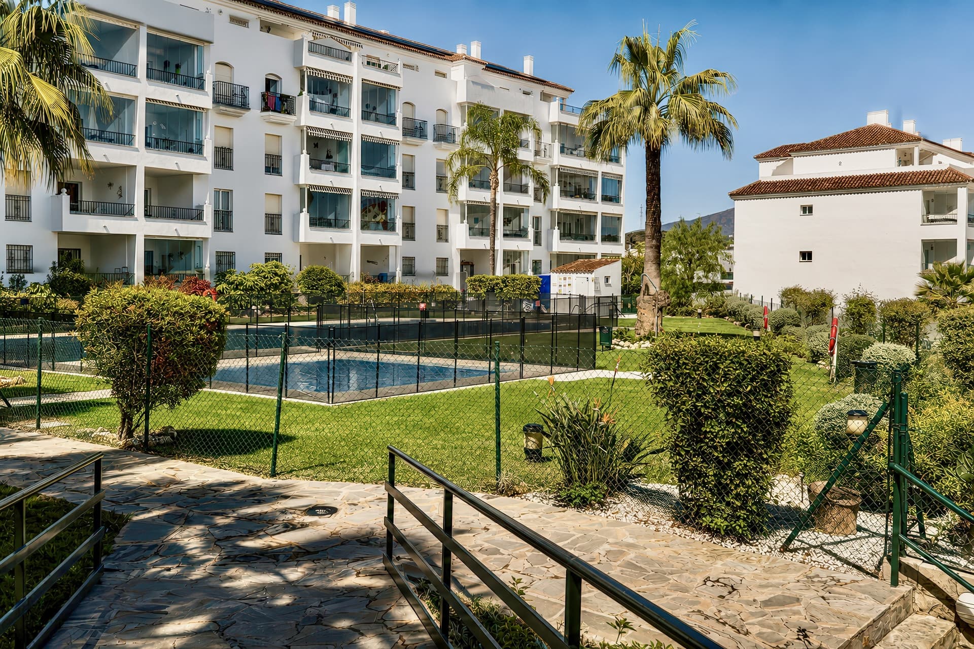 MIRAFLORES | RENOVATED PENTHOUSE WITH PANORAMIC SEA VIEWS AND MOUNTAIN VIEW