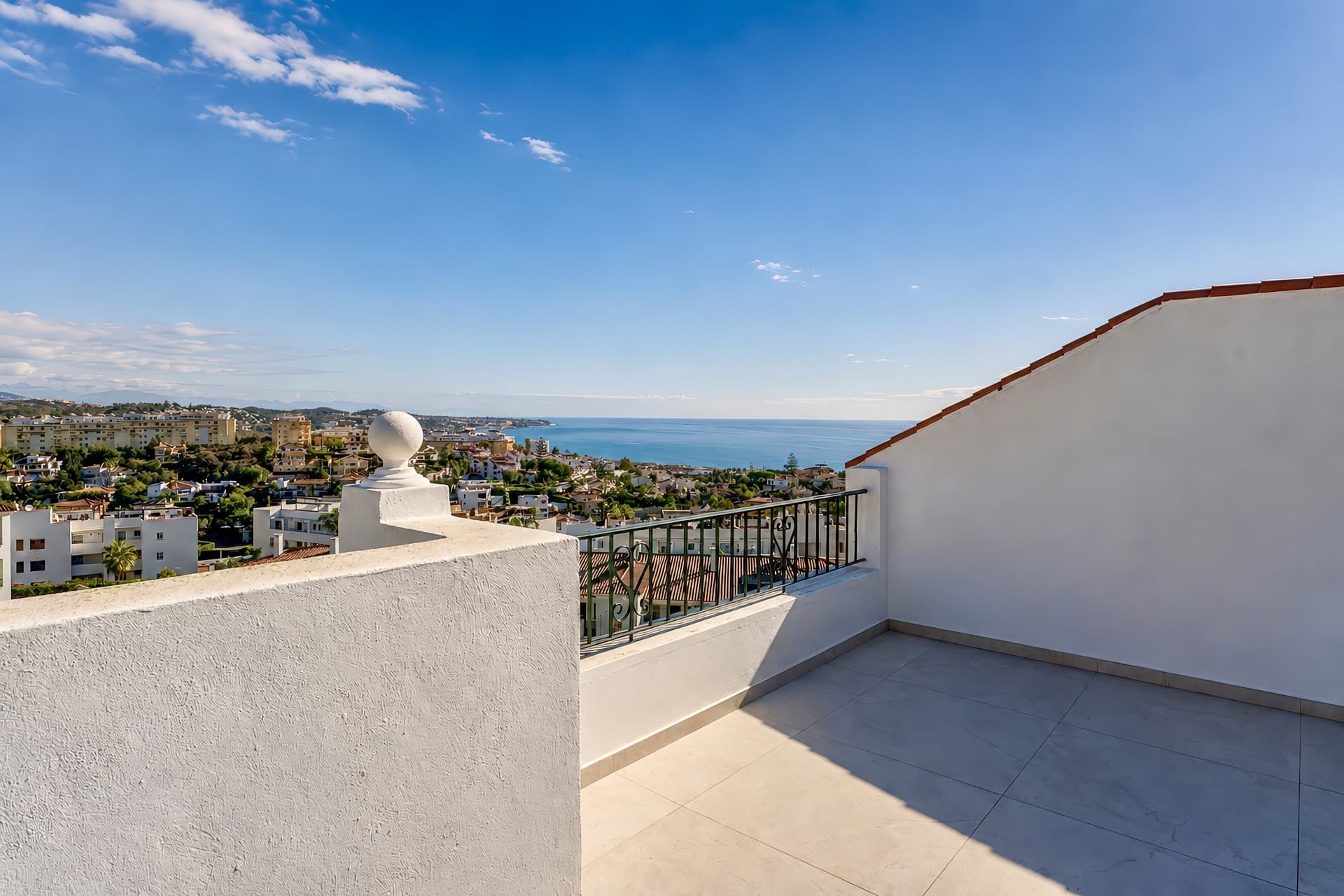 MIRAFLORES | RENOVATED PENTHOUSE WITH PANORAMIC SEA VIEWS AND MOUNTAIN VIEW