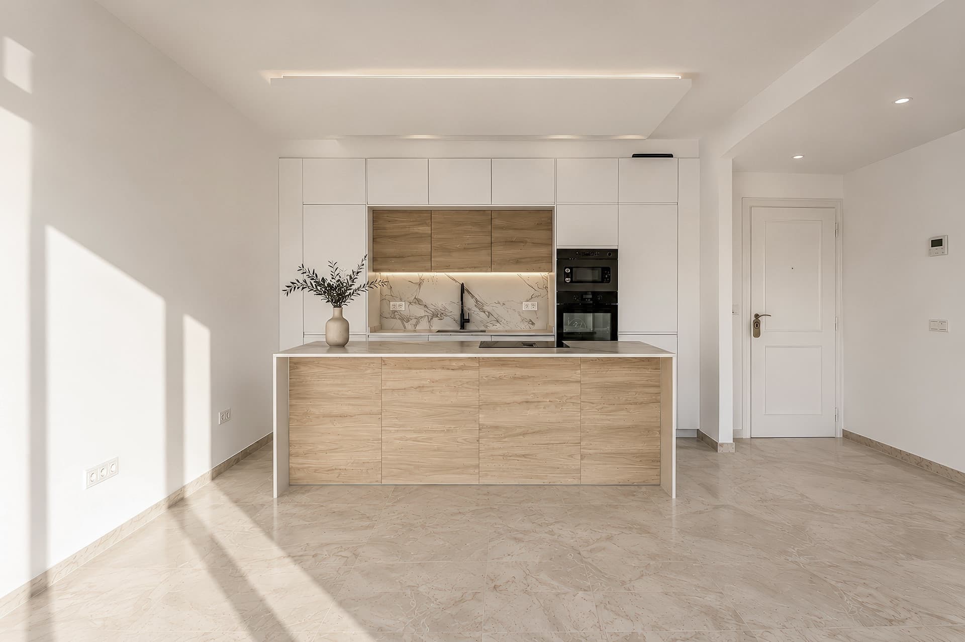 MIRAFLORES | RENOVATED PENTHOUSE WITH PANORAMIC SEA VIEWS AND MOUNTAIN VIEW