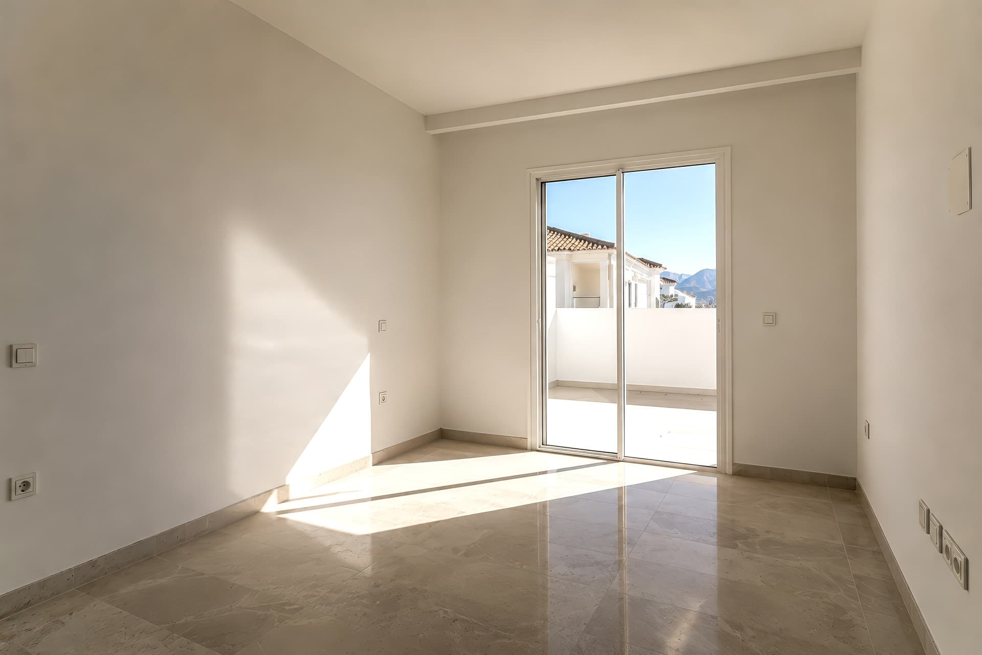 MIRAFLORES | RENOVATED PENTHOUSE WITH PANORAMIC SEA VIEWS AND MOUNTAIN VIEW