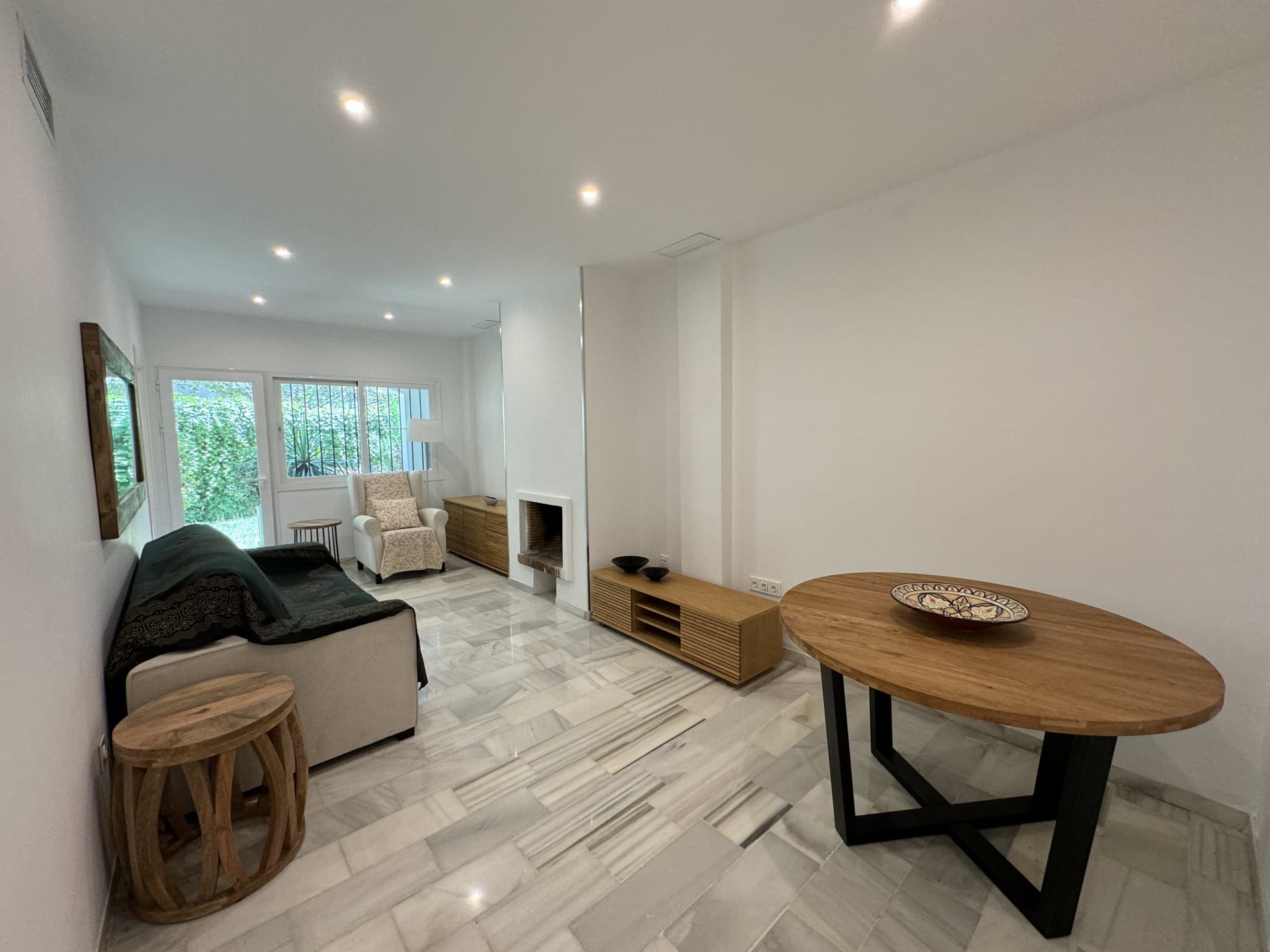Renovated ground-floor apartment just a few steps from the beach and with all kinds of shops within walking distance in the Golden Mile
