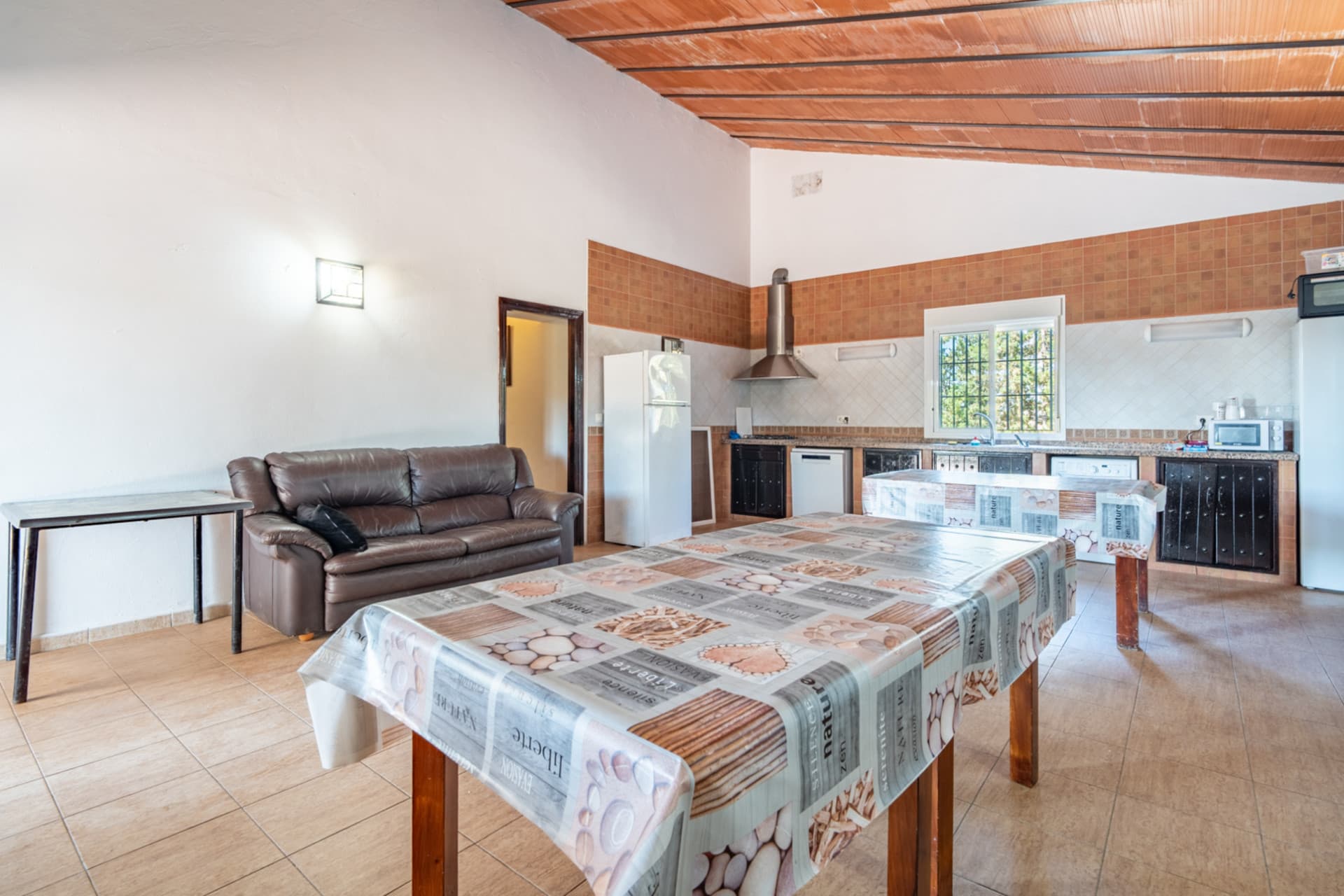 Discover this exceptional property located in a privileged natural environment, just a few minutes from the urban centre of Estación de Cártama. A unique opportunity both to enjoy a house surrounded by nature and to invest in a neg