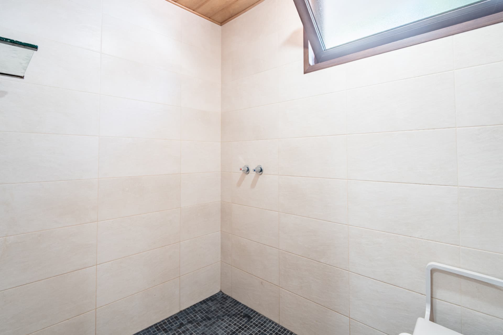Discover this exceptional property located in a privileged natural environment, just a few minutes from the urban centre of Estación de Cártama. A unique opportunity both to enjoy a house surrounded by nature and to invest in a neg